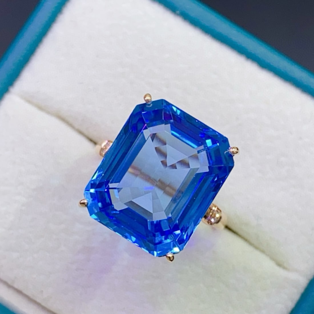 14k Gold 18.02 Ctw Natural Topaz & Diamond Ring: Ref:231171239 // gold content:14k gold // ring size:7. 25us // // main gemstone:topaz // shape:octagonal // carat weight:18ct // color:blue // treatment:natural // // adjacent gemstone 2 : diamond // 