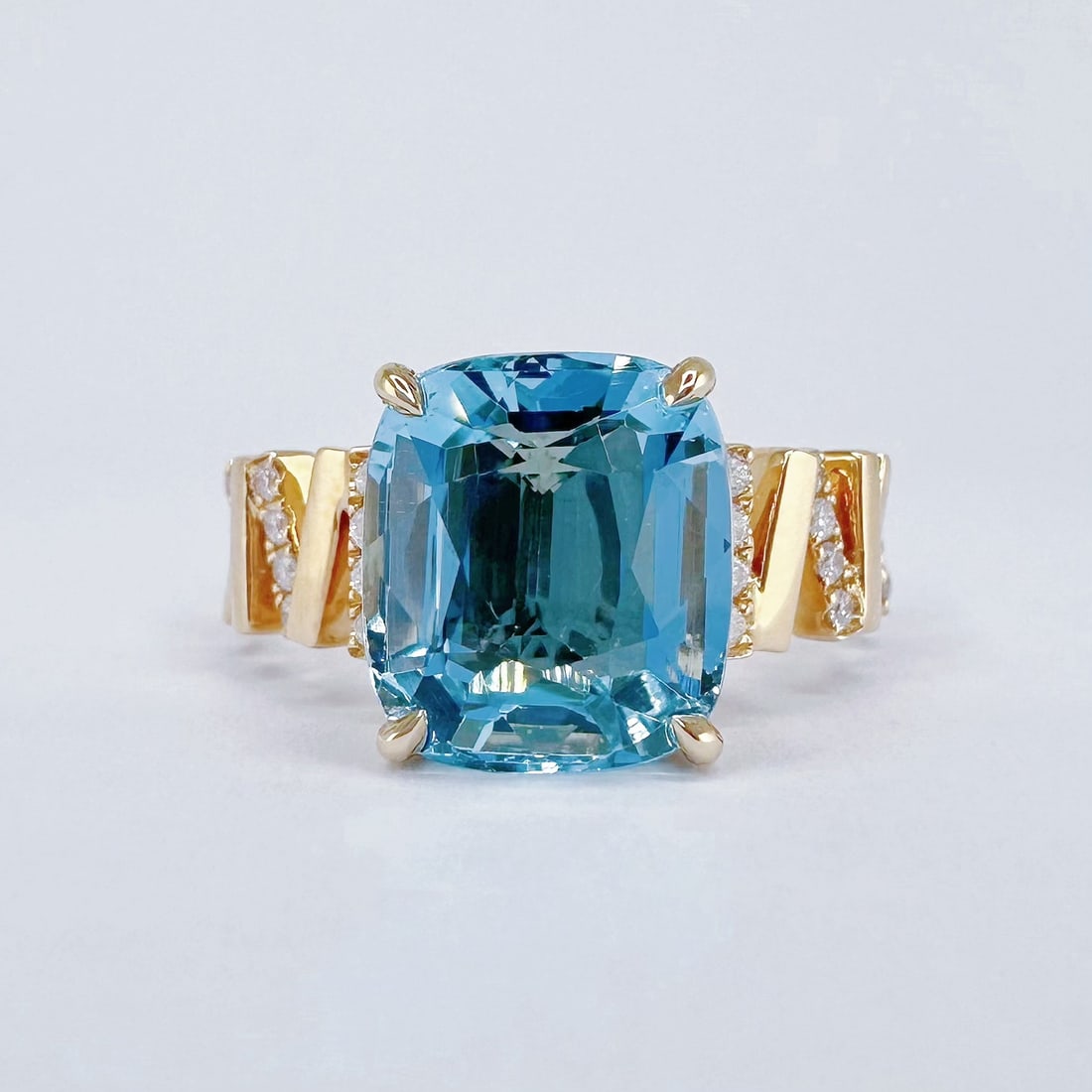 14k Gold 4.08 Ctw Natural Aquamarine & Diamond Ring: Ref:231172026 // gold content:14k gold // ring size:7. 25us // // main gemstone:aquamarine // shape:cushion // carat weight:3. 93ct // color:santa maria color // treatment:natural // // adjacent gemst