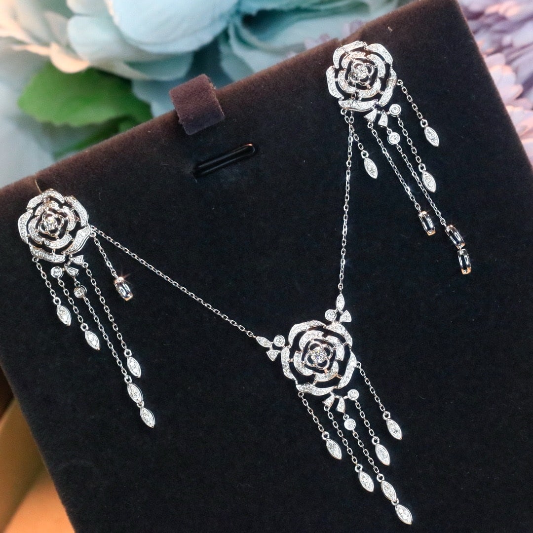 14k Gold 1.13 Ctw Natural H Diamond & Flowers Jewelry Set: Ref:231172031 // gold content:14k gold // earrings // main gemstone:diamond // shape:round // carat weight:0. 68ct // clarity grade:vs-si // color:h // treatment:natural // cut grade:g // // necklace