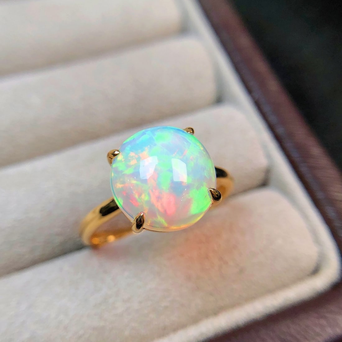 14k Gold 2.66 Ct Natural Opal Ring: Ref:231172036 // gold content:14k gold // ring size:7. 25us // // main gemstone:opal // shape:round // carat weight:2. 66ct // color:color // treatment:natural // cut grade:g // Low Estimate: 1500