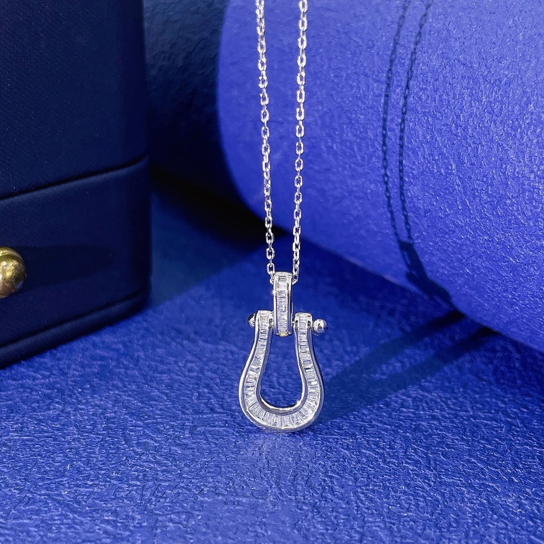 14k Gold 0.20 Ct Natural H Diamond Necklace: Ref:231172038 // gold content:14k gold // main gemstone:diamond // shape:baguette // carat weight:0. 20ct // clarity grade:vs-si // color:h // treatment:natural // High Estimate: 3100 Low Estimate: