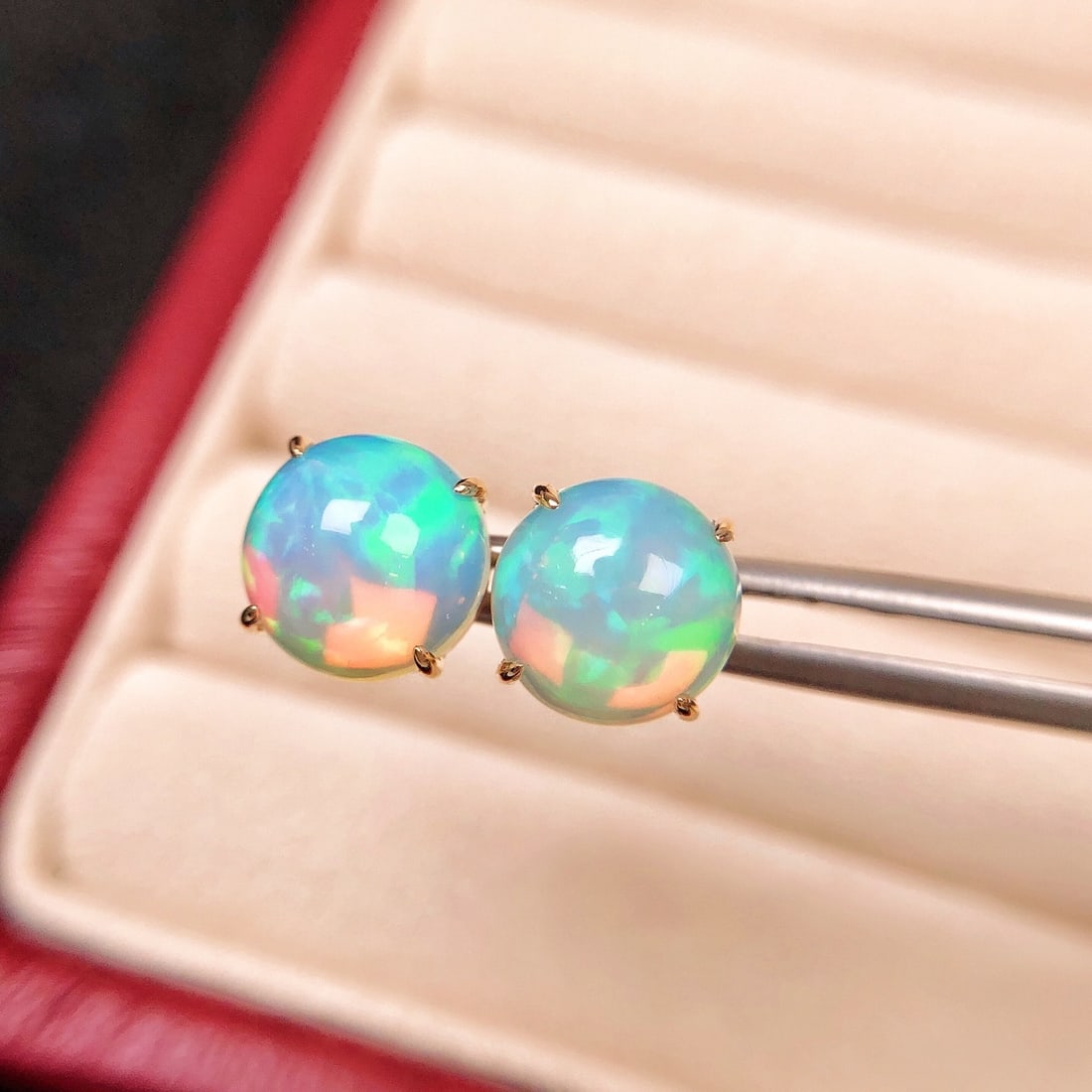 14k Gold 3.30 Ct Natural Opal Earrings: Ref:231172044 // gold content:14k gold // main gemstone:opal // shape:round // carat weight:3. 30ct // color:color // treatment:natural // cut grade:g // Condition: New High Estimate: 2500 Low