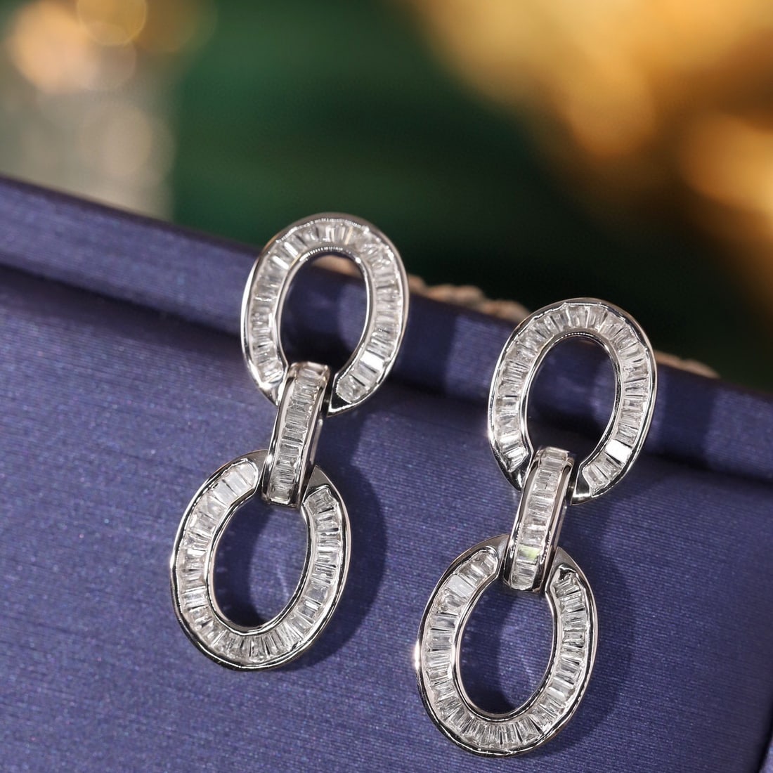 14k Gold 0.7 Ct Natural H Diamond Earrings: Ref:231172053 // gold content:14k gold // main gemstone:diamond // shape:baguette // carat weight:0. 7ct // clarity grade:vs-si // color:h // treatment:natural // High Estimate: 4300 Condition: New