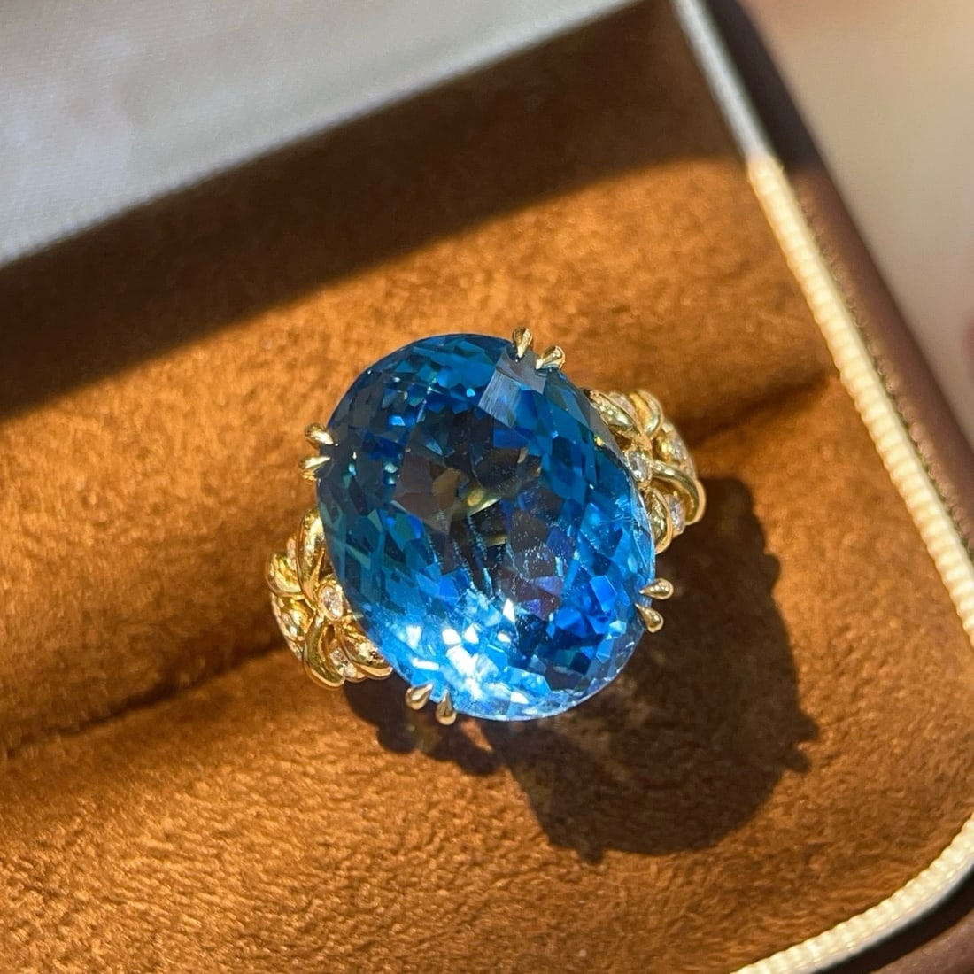 14k Gold 20.38 Ctw Natural Topaz & Diamond Ring: Ref:231172059 // gold content:14k gold // ring size:7. 25us // // main gemstone:topaz // shape:oval // carat weight:20. 03ct // color:blue // treatment:natural // // adjacent gemstone 2 : diamond //