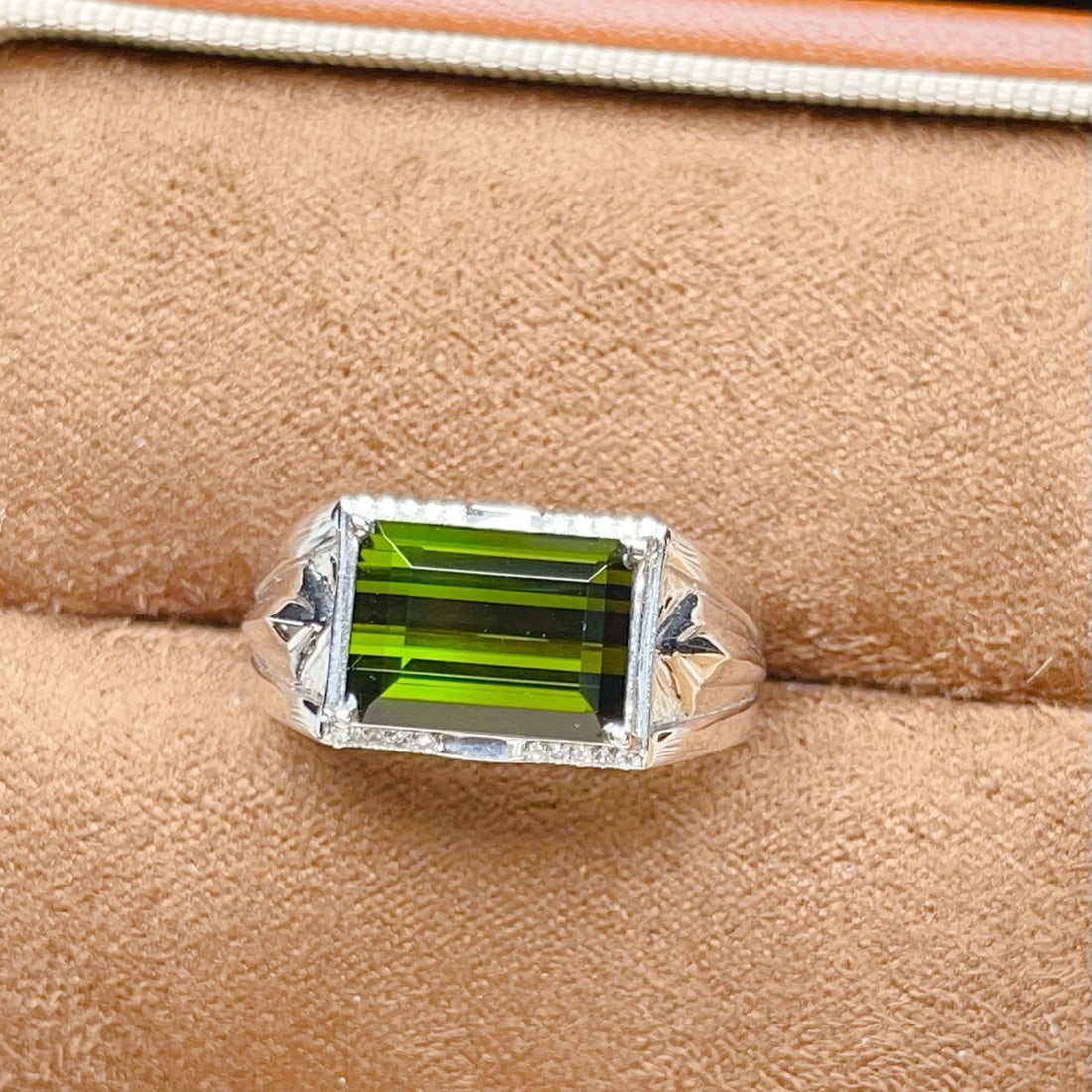 14k Gold 4.02 Ctw Natural Tourmaline & Diamond & Men¡¯s Ring: Ref:231172081 // gold content:14k gold // ring size:8us // // main gemstone:tourmaline // shape:octagonal // carat weight:3. 96ct // color:green // treatment:natural // // adjacent gemstone 2 : diamon