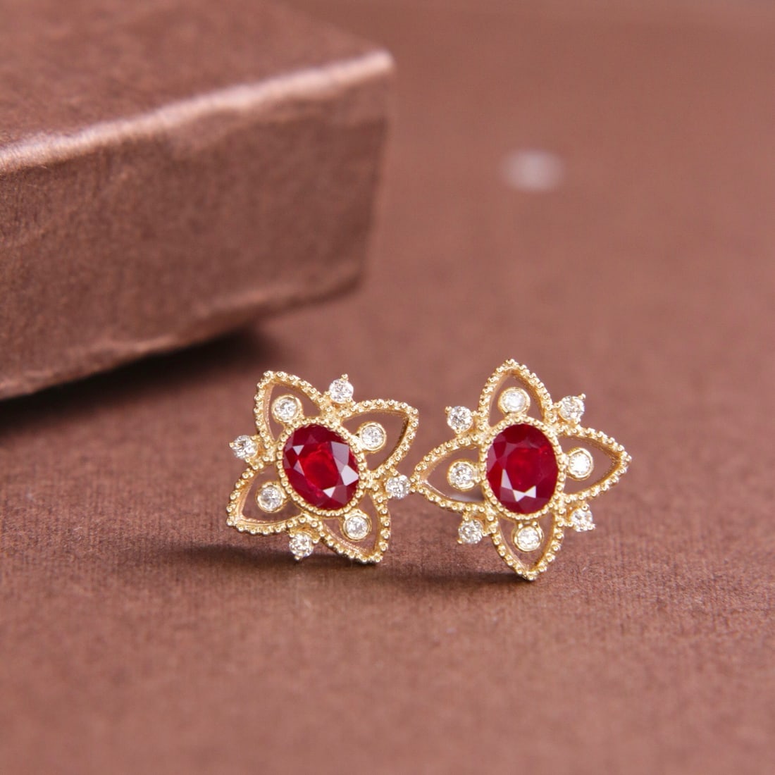14k Gold 0.70 Ctw Vivid Red Natural Ruby & Diamond Earrings: Ref:231172096 // gold content:14k gold // main gemstone:ruby // shape:oval // carat weight:0. 6ct // color:vivid red // treatment:natural // // adjacent gemstone 2 : diamond // shape:round // carat