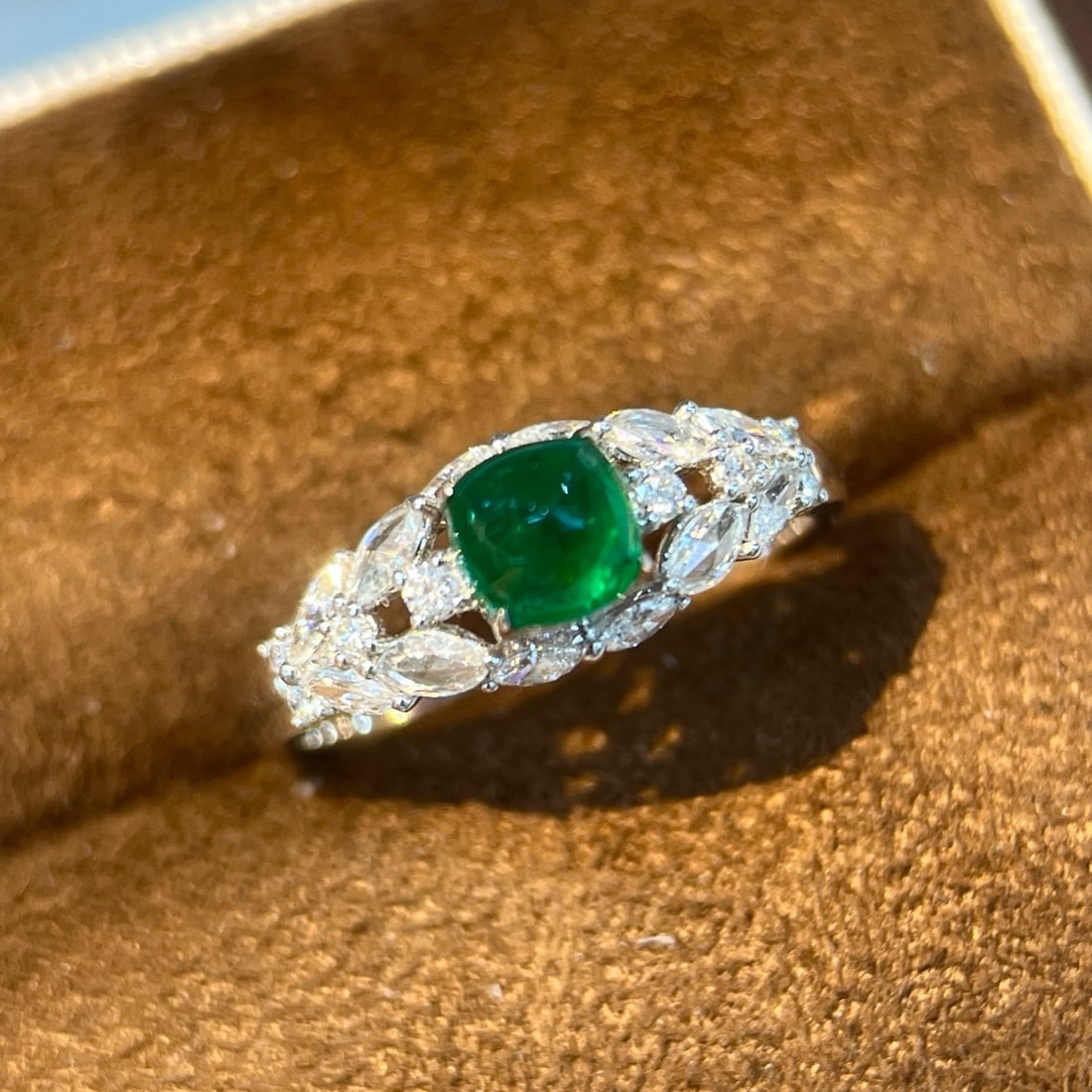 14k Gold 1.28 Ctw Vivid Green Natural Emerald & Diamond Ring: Ref:231172110 // gold content:14k gold // ring size:7. 25us // // main gemstone:emerald // shape:sugar-loaf // carat weight:0. 81ct // color:vivid green // treatment:natural // // adjacent gemstone 2