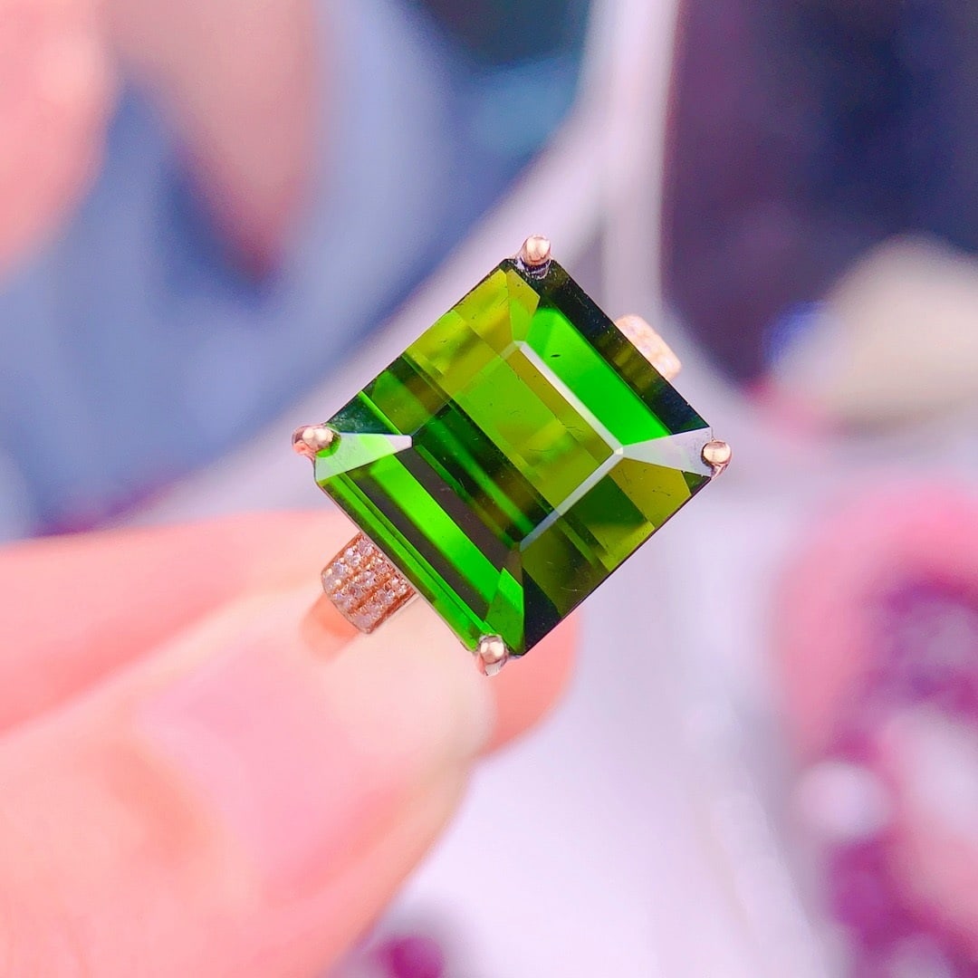 14k Gold 10.8 Ct Natural Tourmaline & Diamond Ring: Ref:231172111 // gold content:14k gold // ring size:7. 25us // // main gemstone:tourmaline // shape:octagonal // carat weight:10. 8ct // color:green // treatment:natural // // adjacent gemstone 2 : di