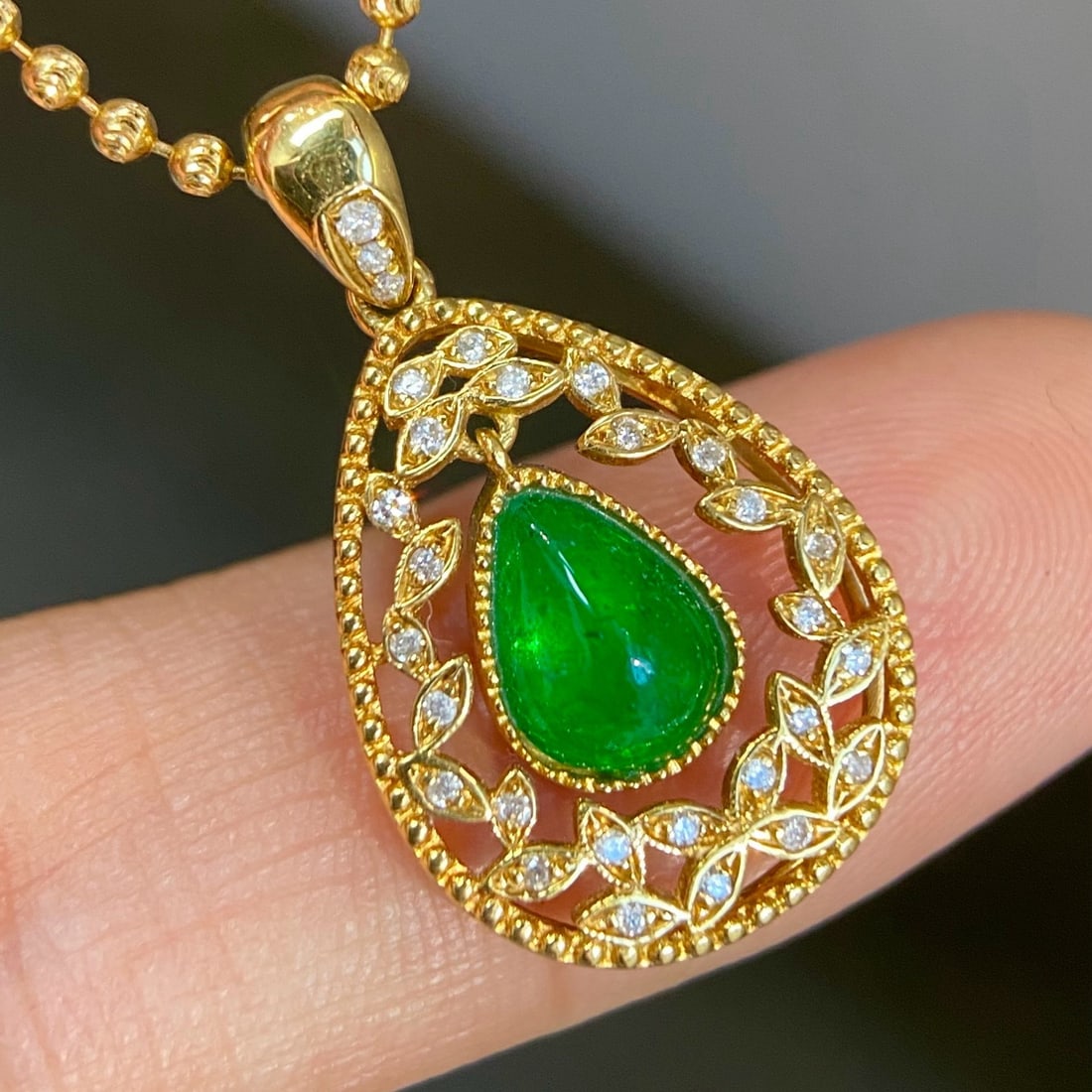 14k Gold 0.92 Ct Vivid Green Natural Emerald & Diamond Pendant( Without Chain ): Ref:231172117 // gold content:14k gold // main gemstone:emerald // shape:pear // carat weight:0. 92ct // color:vivid green // treatment:natural // // adjacent gemstone 2 : diamond // shape:round //
