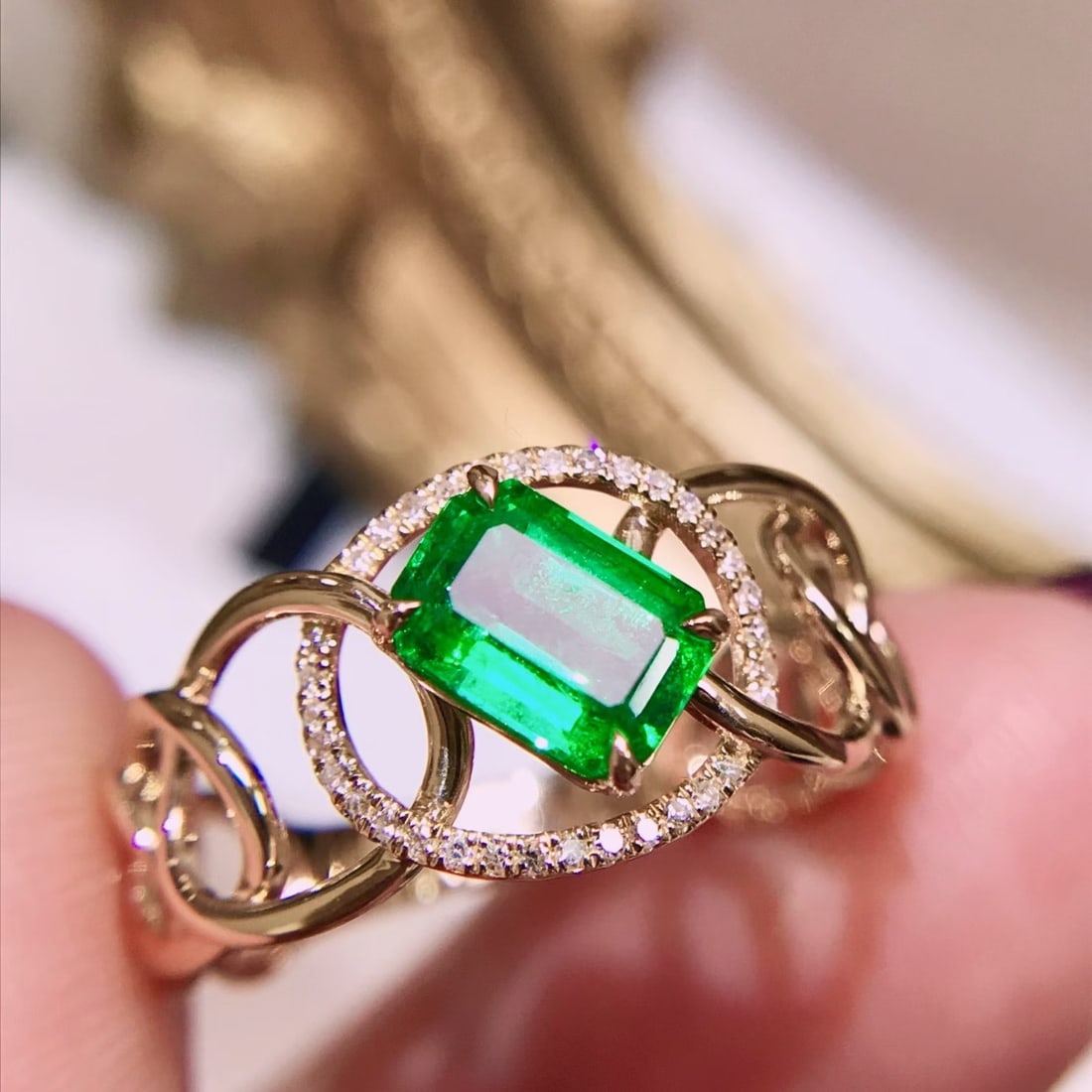 14k Gold 1 Ct Vivid Green Natural Emerald & Diamond Ring: Ref:231172121 // gold content:14k gold // ring size:7. 25us // // main gemstone:emerald // shape:octagonal // carat weight:1ct // color:vivid green // treatment:natural // // adjacent gemstone 2 :