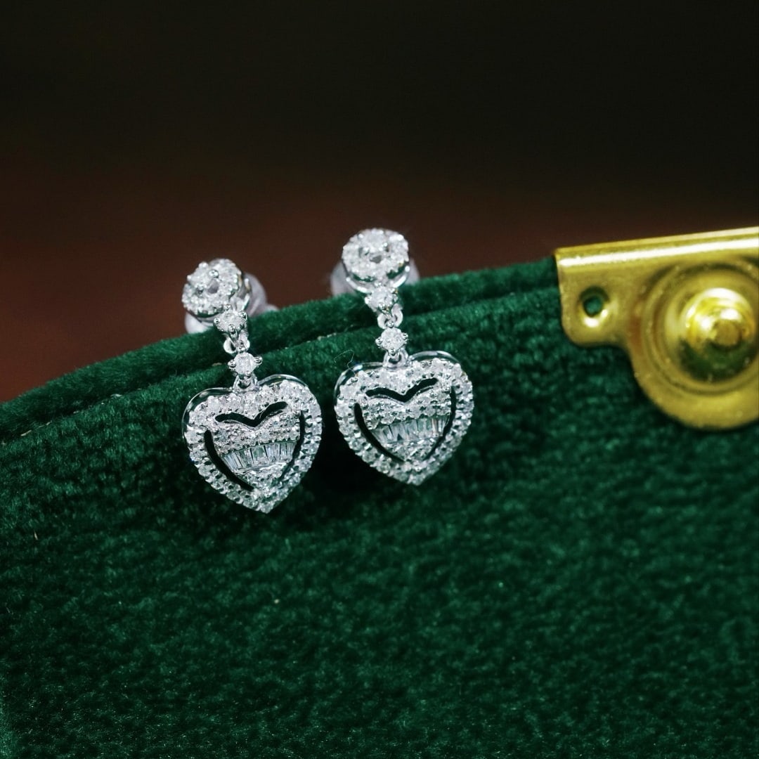 14k Gold 0.46 Ct Natural H Diamond Earrings: Ref:231172122 // gold content:14k gold // main gemstone:diamond // shape:multiple // carat weight:0. 46ct // clarity grade:vs-si // color:h // treatment:natural // High Estimate: 3300 Low Estimate: