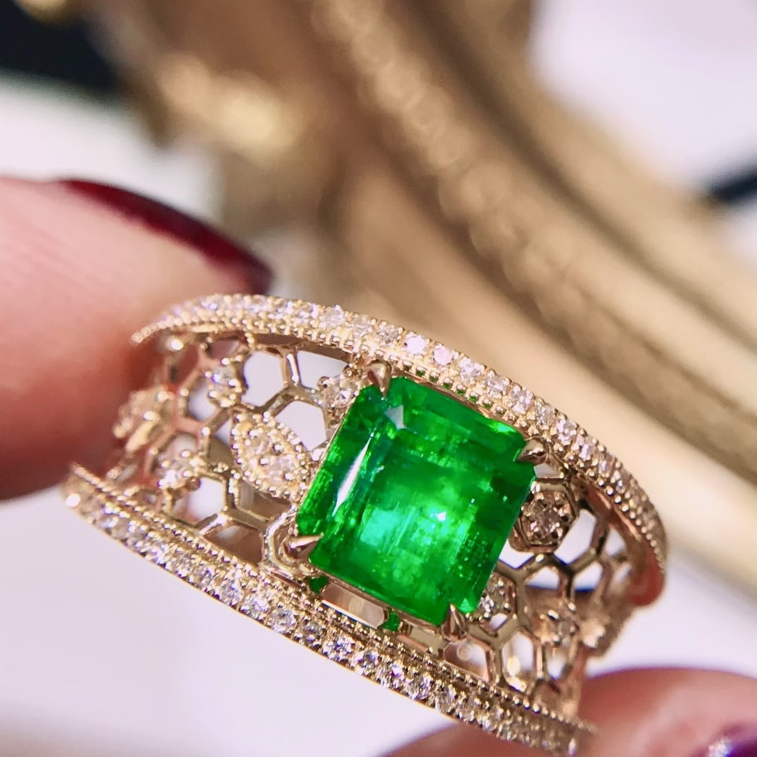 14k Gold 1.52 Ctw Vivid Green Natural Emerald & Diamond Ring: Ref:231172150 // gold content:14k gold // ring size:7. 25us // // main gemstone:emerald // shape:octagonal // carat weight:1. 2ct // color:vivid green // treatment:natural // // adjacent gemstone 2 : 
