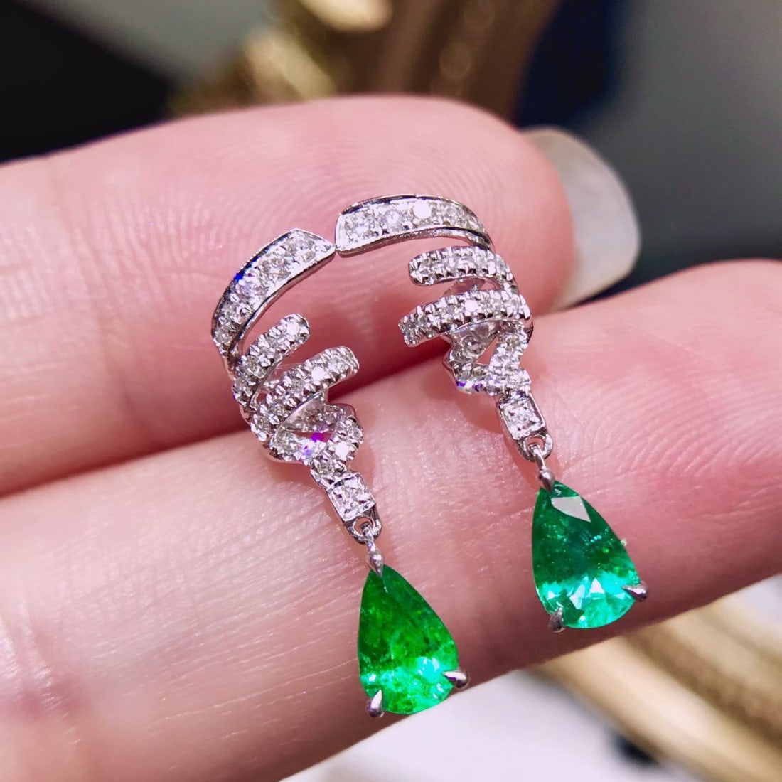 14k Gold 1.03 Ctw Natural Emerald & Diamond Earrings: Ref:231172155 // gold content:14k gold // main gemstone:emerald // shape:pear // carat weight:0. 8ct // color:green // treatment:natural // // adjacent gemstone 2 : diamond // shape:round // carat