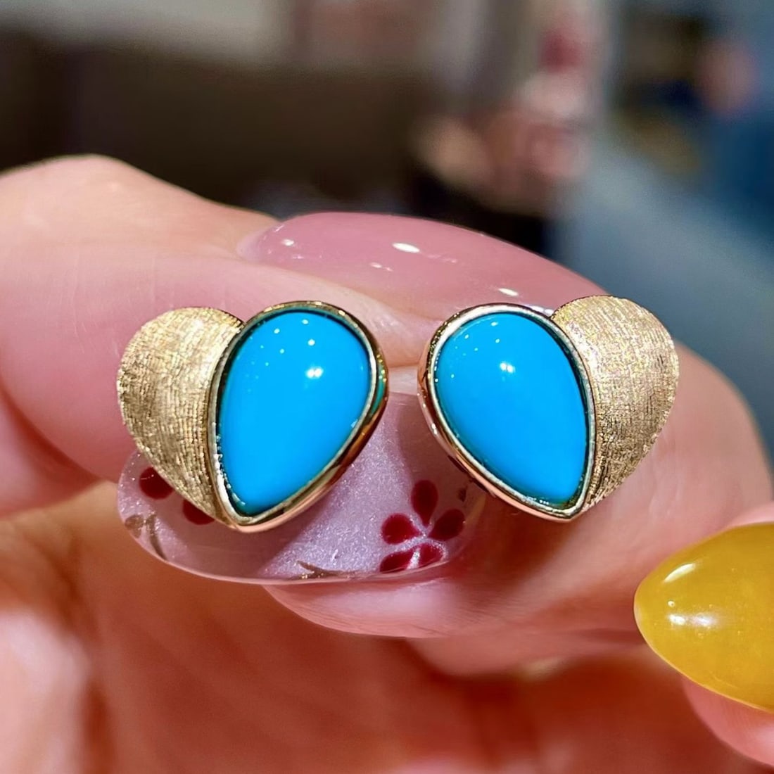 14k Gold 2.69 Ct Natural Blue Turquoise Earrings: Ref:231172157 // gold content:14k gold // main gemstone:blue turquoise // shape:pear // carat weight:2. 69ct // color:blue // treatment:natural // High Estimate: 3300 Low Estimate: 2200 Condition: New