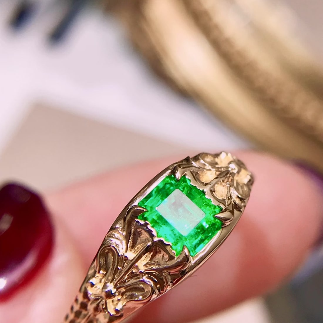 14k Gold 0.6 Ct Vivid Green Natural Emerald Ring: Ref:231172172 // gold content:14k gold // ring size:7. 25us // // main gemstone:emerald // shape:octagonal // carat weight:0. 6ct // color:vivid green // treatment:natural // High Estimate: 6600 Low
