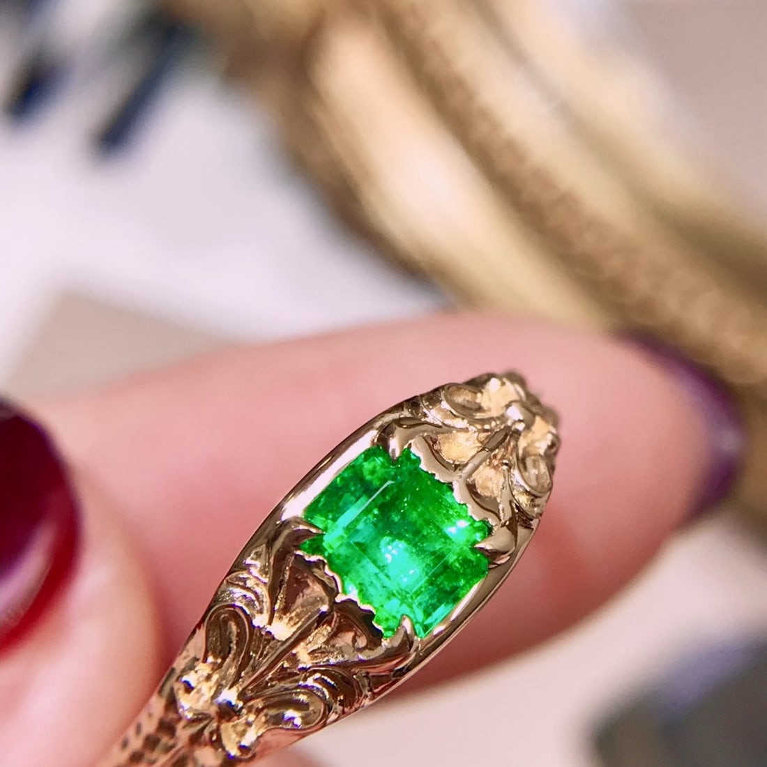 14k Gold 0.6 Ct Vivid Green Natural Emerald Ring - 2