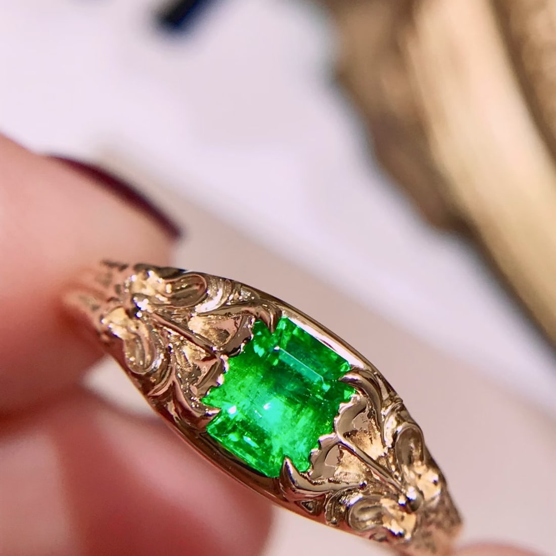 14k Gold 0.6 Ct Vivid Green Natural Emerald Ring - 3