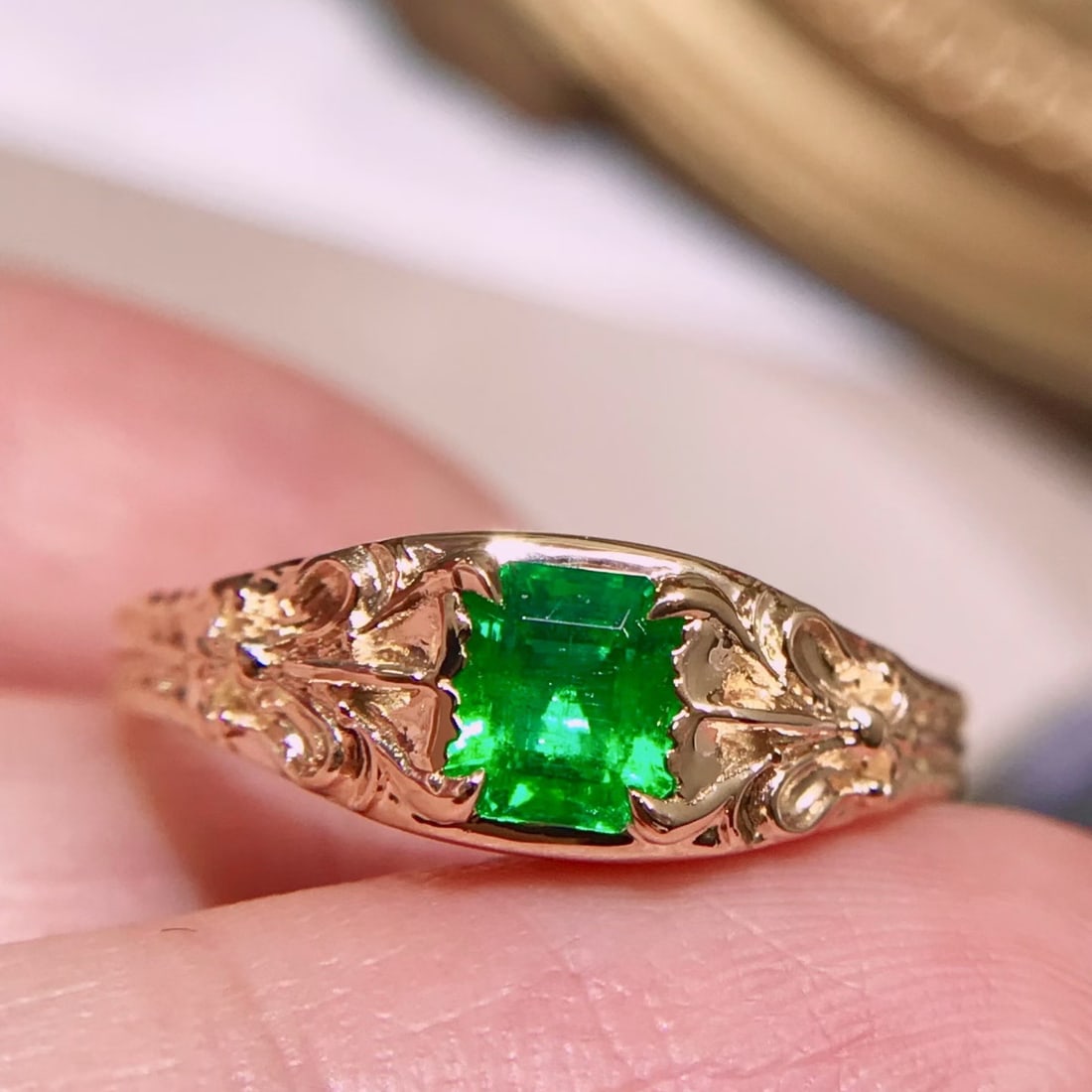 14k Gold 0.6 Ct Vivid Green Natural Emerald Ring - 4