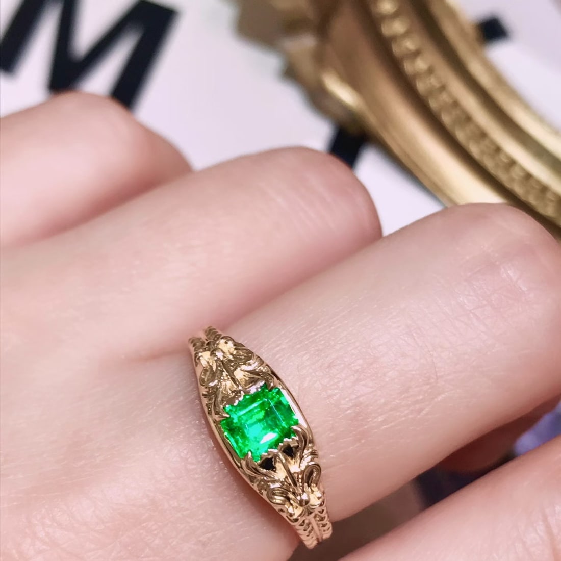 14k Gold 0.6 Ct Vivid Green Natural Emerald Ring - 5