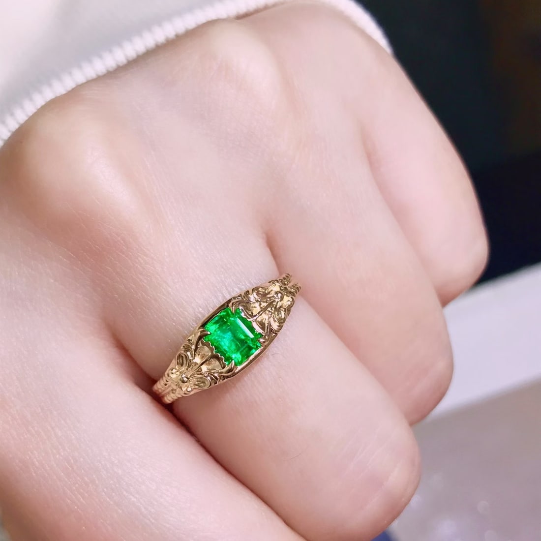 14k Gold 0.6 Ct Vivid Green Natural Emerald Ring - 6