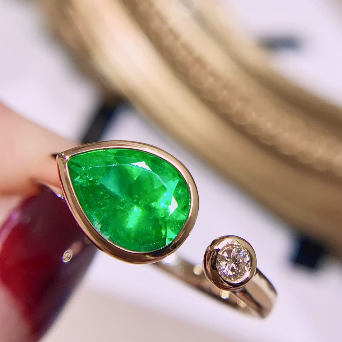 14k Gold 1.05 Ctw Vivid Green Natural Emerald & Diamond Ring: Ref:231172192 // gold content:14k gold // ring size:7. 25us // // main gemstone:emerald // shape:pear // carat weight:1ct // color:vivid green // treatment:natural // // adjacent gemstone 2 : diamond