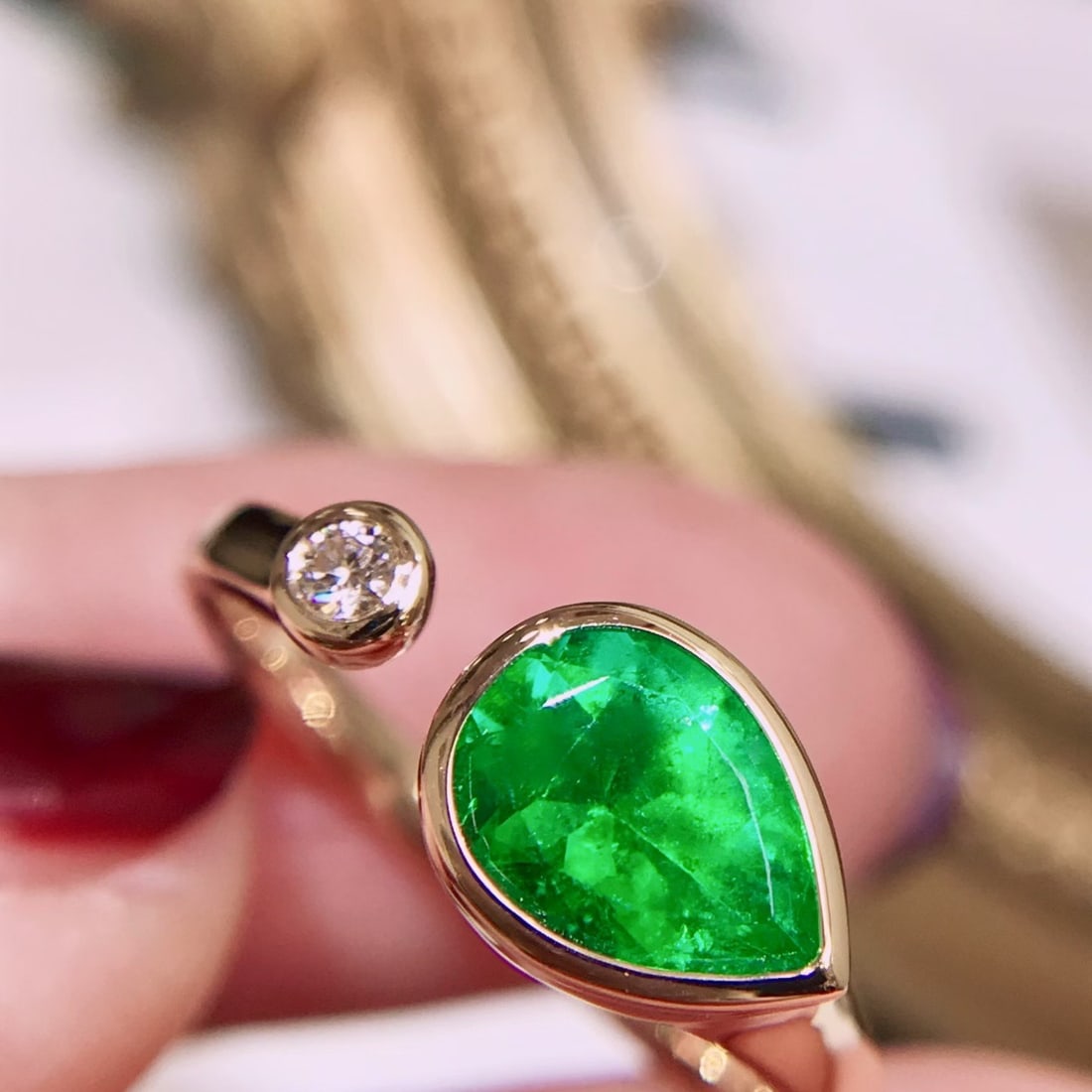 14k Gold 1.05 Ctw Vivid Green Natural Emerald & Diamond Ring - 2