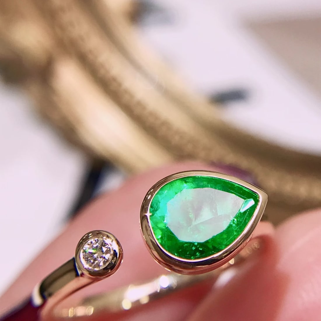14k Gold 1.05 Ctw Vivid Green Natural Emerald & Diamond Ring - 3
