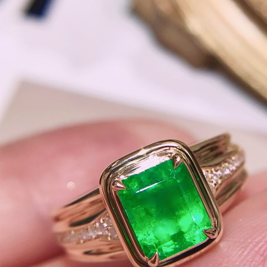 14k Gold 1.5 Ct Vivid Green Natural Emerald & Diamond Ring: Ref:231172204 // gold content:14k gold // ring size:7. 25us // // main gemstone:emerald // shape:octagonal // carat weight:1. 5ct // color:vivid green // treatment:natural // // adjacent gemstone 2 :