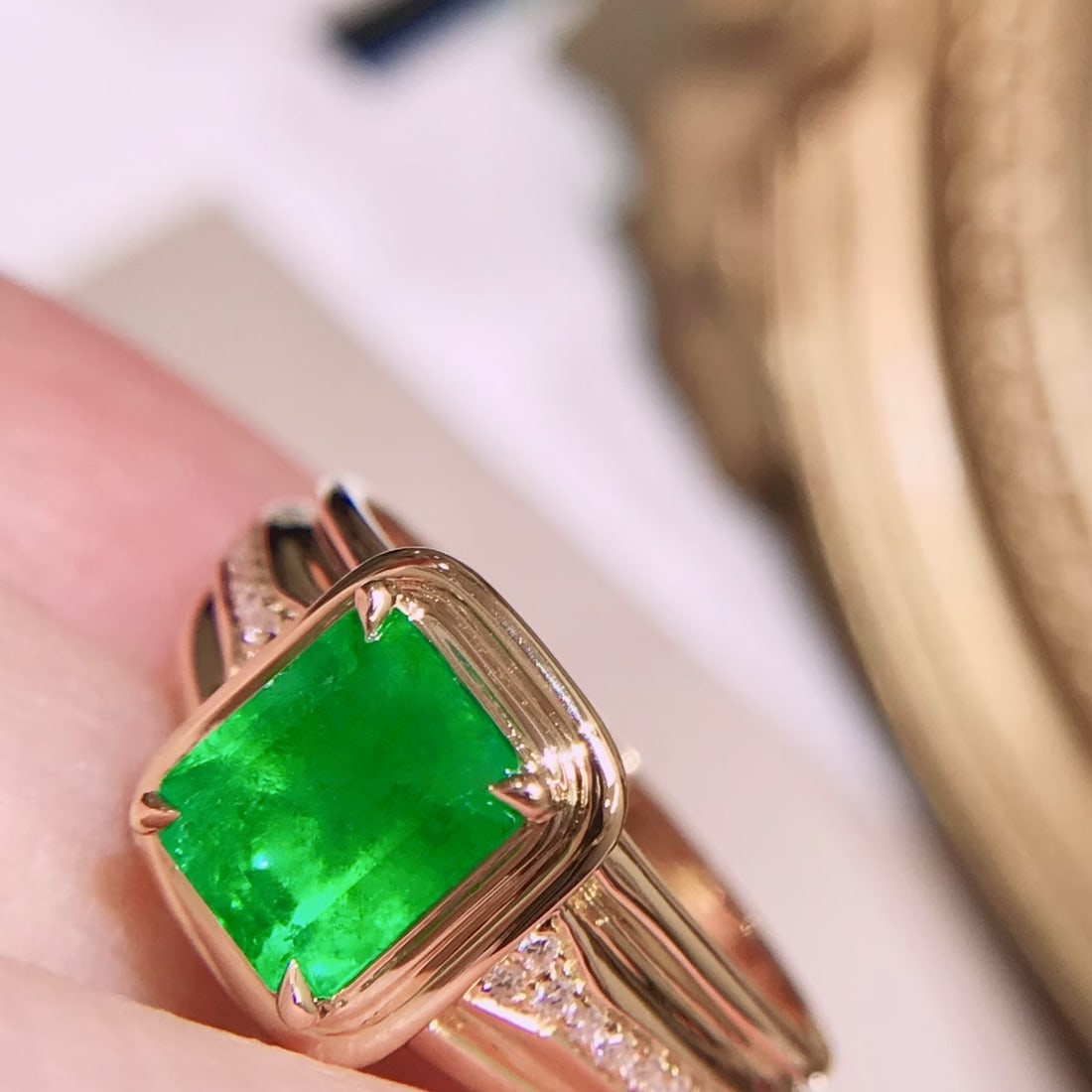 14k Gold 1.5 Ct Vivid Green Natural Emerald & Diamond Ring - 2
