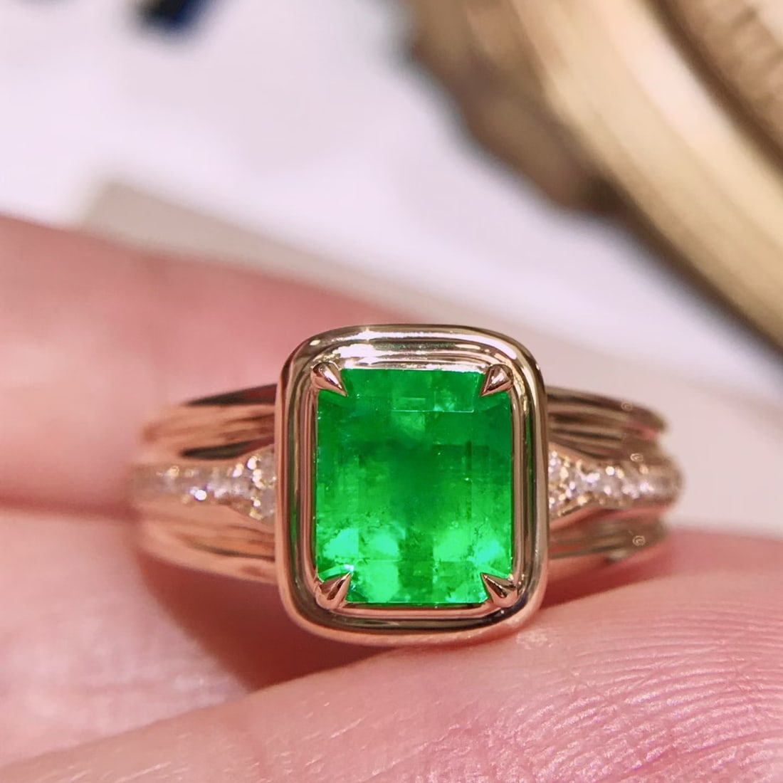 14k Gold 1.5 Ct Vivid Green Natural Emerald & Diamond Ring - 3