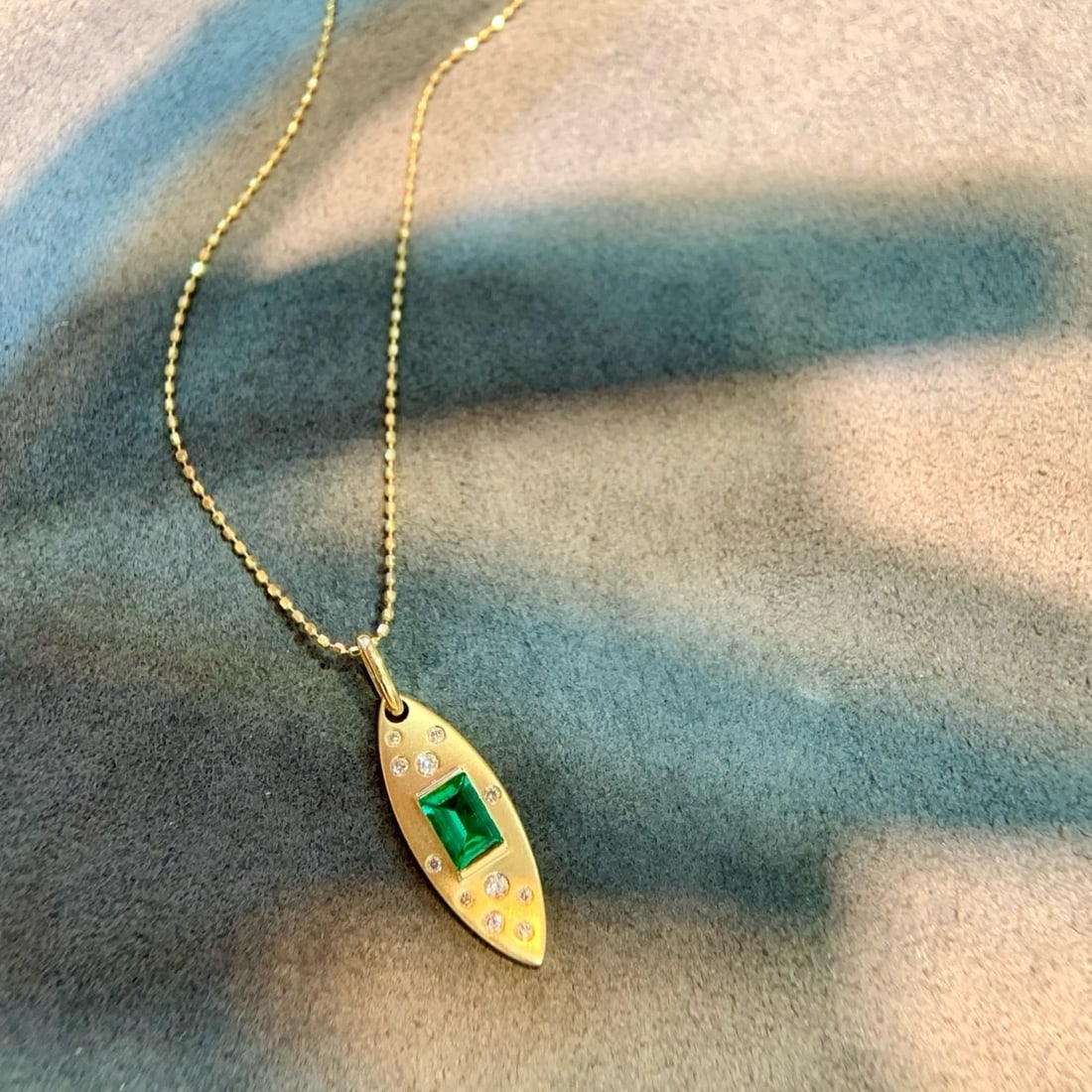 14k Gold 0.38 Ctw Vivid Green Natural Emerald & Diamond Pendant( Without Chain ): Ref:231172207 // gold content:14k gold // main gemstone:emerald // shape:rectangle // carat weight:0. 30ct // color:vivid green // treatment:natural // // adjacent gemstone 2 : diamond // shape:round