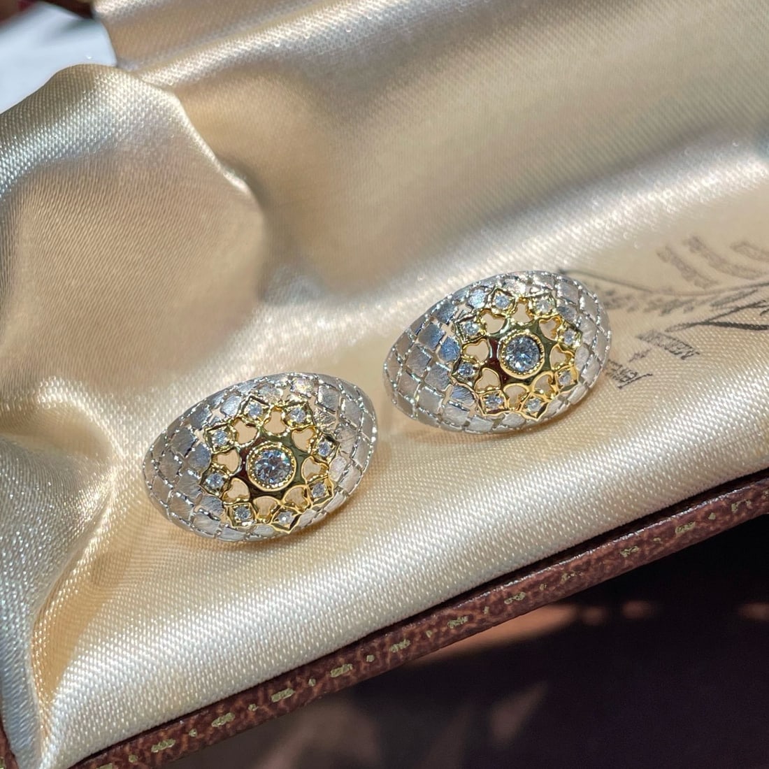 14k Gold 0.17 Ct Natural H Diamond Earrings: Ref:231172212 // gold content:14k gold // main gemstone:diamond // shape:round // carat weight:0. 17ct // clarity grade:vs-si // color:h // treatment:natural // cut grade:g // High Estimate: 3000