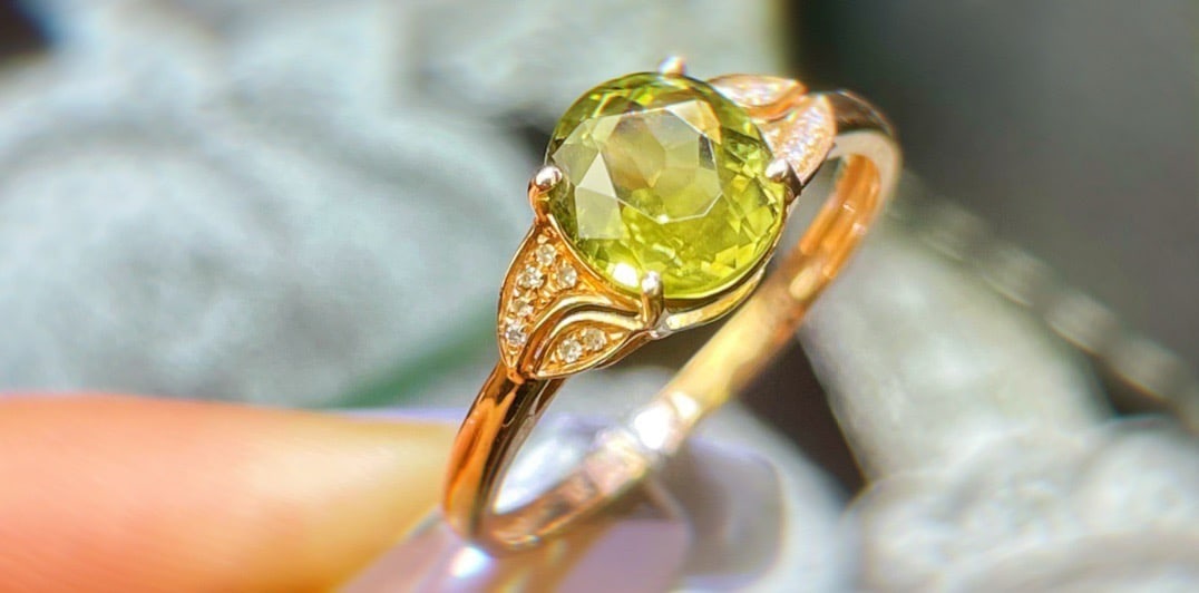14k Gold 2.1 Ct Natural Tourmaline & Diamond Ring: Ref:231172222 // gold content:14k gold // ring size:7. 25us // // main gemstone:tourmaline // shape:oval // carat weight:2. 1ct // color:green // treatment:natural // // adjacent gemstone 2 : diamond 