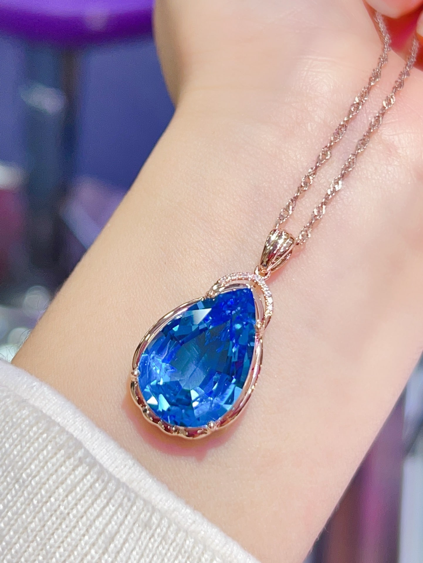 14k Gold 15.88 Ctw Natural Topaz & Diamond Pendant( Without Chain ): Ref:231172223 // gold content:14k gold // main gemstone:topaz // shape:pear // carat weight:15. 85ct // color:blue // treatment:natural // // adjacent gemstone 2 : diamond // number of stones:11 //
