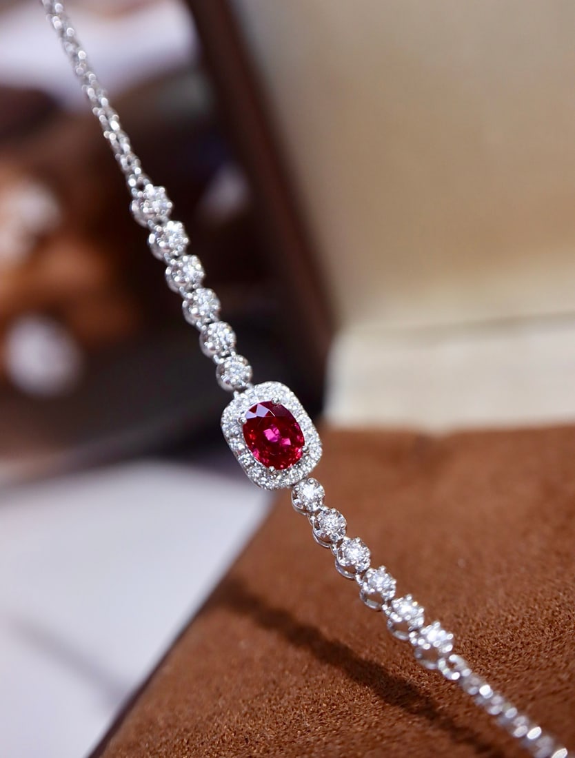 14k Gold 0.76 Ctw Natural Ruby & Diamond Bracelet: Ref:231172225 // gold content:14k gold // main gemstone:ruby // shape:oval // carat weight:0. 55ct // color:red // treatment:natural // // adjacent gemstone 2 : diamond // shape:round // carat