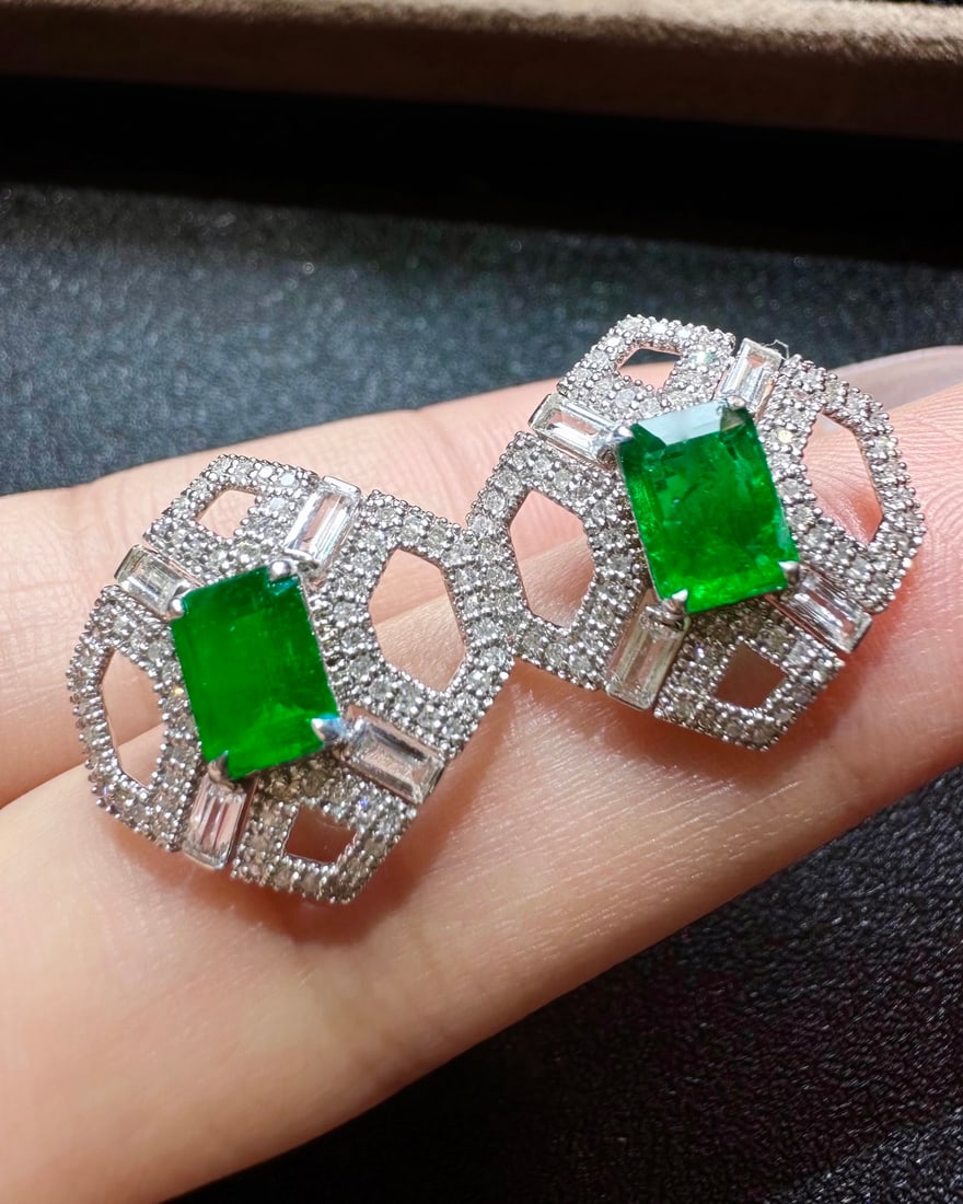 14k Gold 1.66 Ctw Natural Emerald & Diamond Earrings: Ref:231172226 // gold content:14k gold // main gemstone:emerald // shape:octagonal // carat weight:1. 26ct // color:green // treatment:natural // // adjacent gemstone 2 : diamond // shape:round //