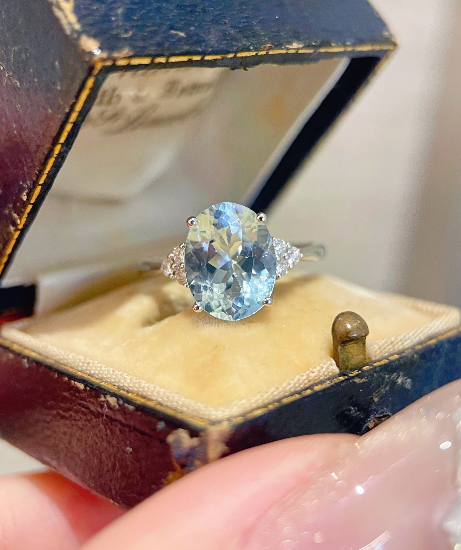 14k Gold 2.65 Ctw Natural Aquamarine & Diamond Ring: Ref:231172228 // gold content:14k gold // ring size:7. 25us // // main gemstone:aquamarine // shape:oval // carat weight:2. 5ct // color:blue // treatment:natural // // adjacent gemstone 2 : diamond