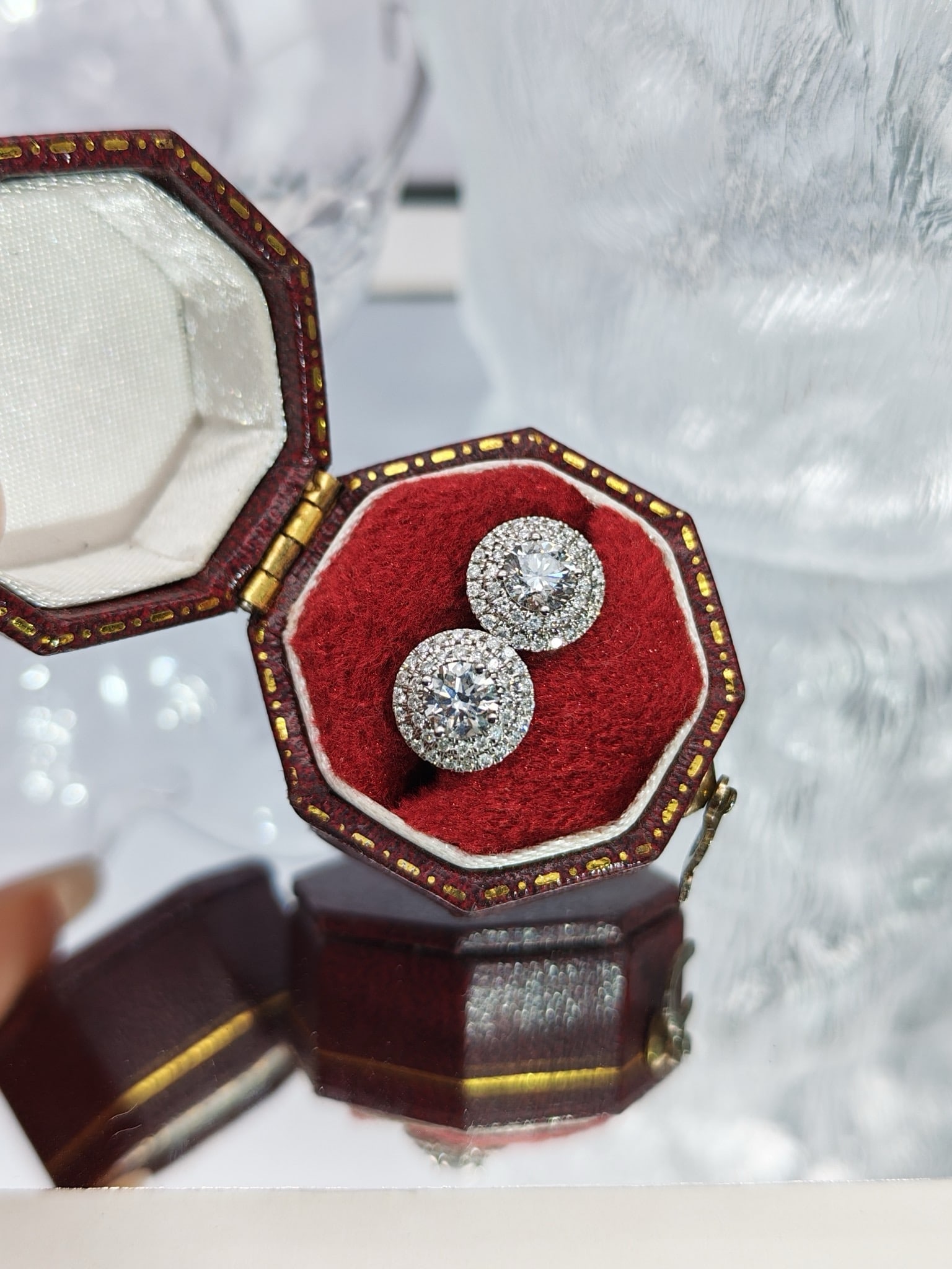 14k Gold 0.97 Ctw Natural H Diamond Earrings: Ref:231172231 // gold content:14k gold // main gemstone:diamond // shape:round // carat weight:0. 72ct // clarity grade:vs-si // color:h // treatment:natural // cut grade:g // // adjacent gemstone 2 :