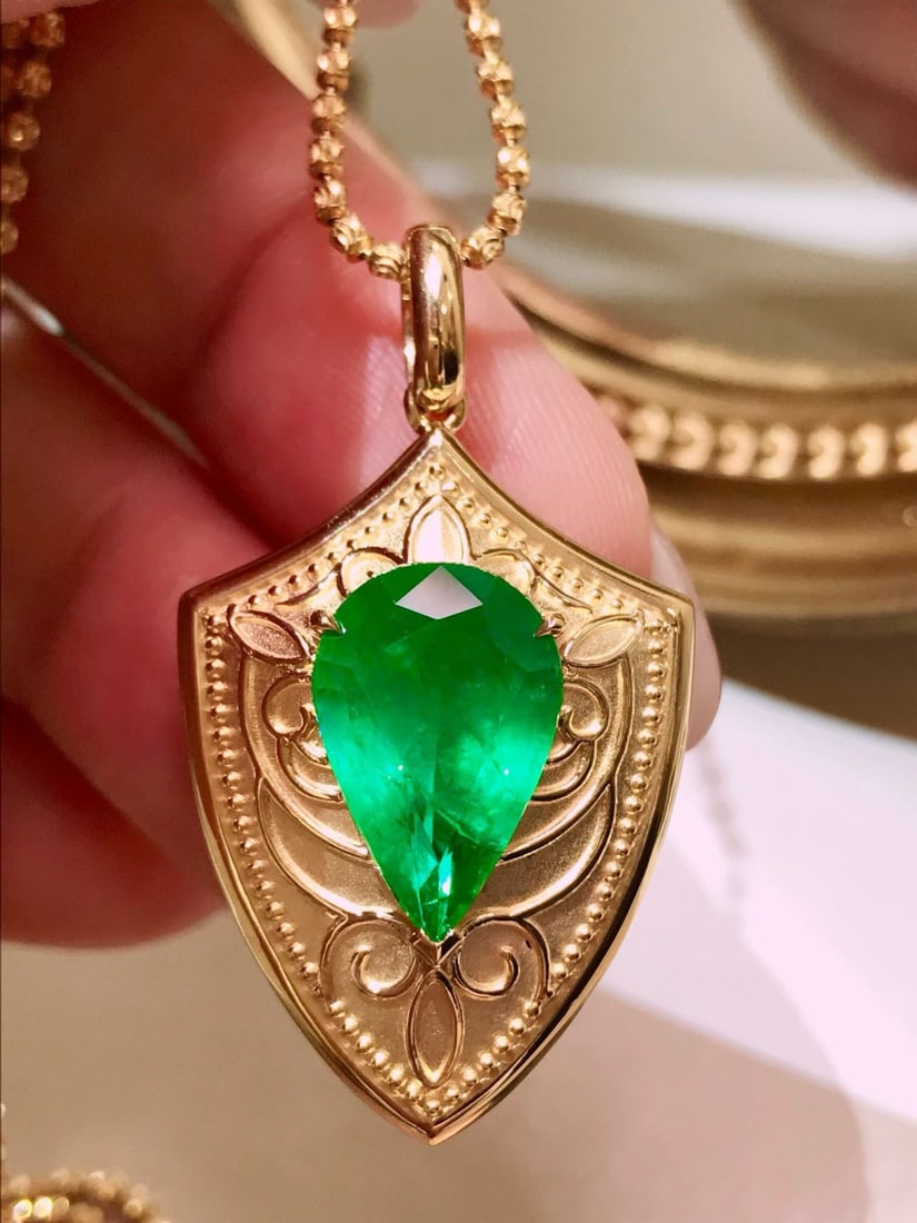 14k Gold 4.6 Ct Natural Emerald Pendant( Without Chain ): Ref:231172234 // gold content:14k gold // main gemstone:emerald // shape:pear // carat weight:4. 6ct // color:green // treatment:natural // Condition: New Low Estimate: 7700 High Estimate: 12000