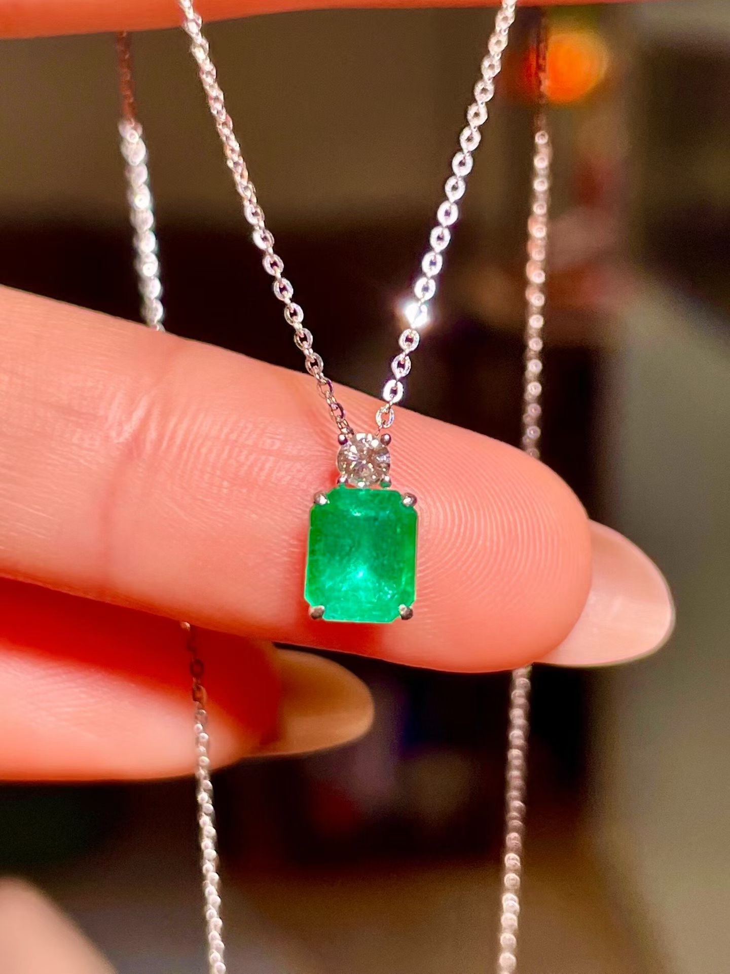 14k Gold 0.81 Ctw Natural Emerald & Diamond Necklace: Ref:231172244 // gold content:14k gold // main gemstone:emerald // shape:octagonal // carat weight:0. 74ct // color:green // treatment:natural // // adjacent gemstone 2 : diamond // shape:round //