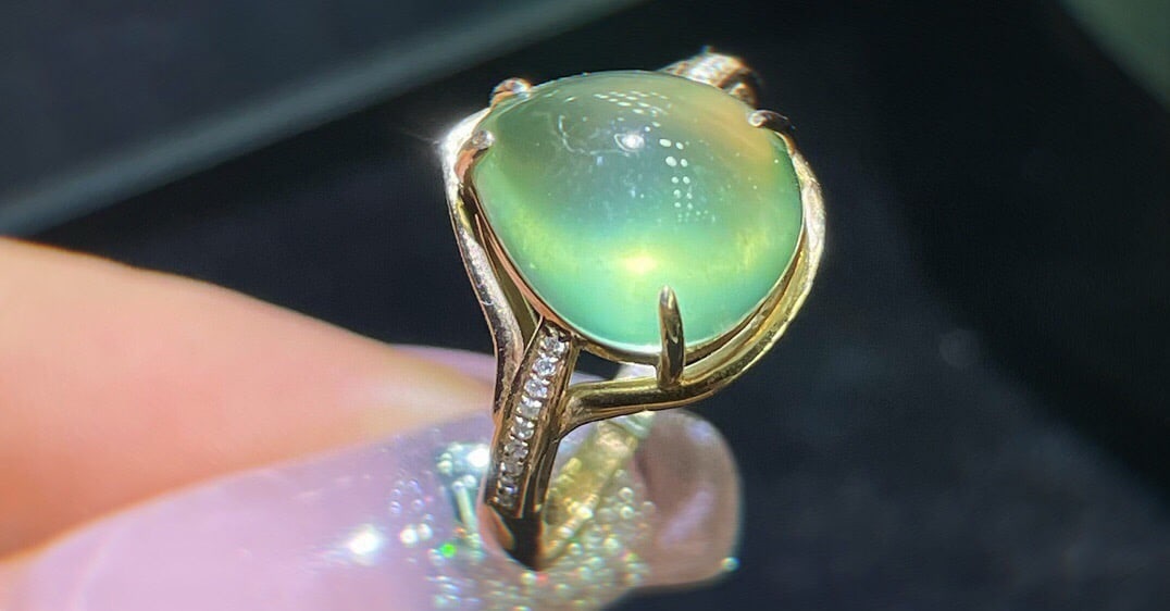 14k Gold 6 Ct Natural Prehnite & Diamond Ring: Ref:231172257 // gold content:14k gold // ring size:7. 25us // // main gemstone:prehnite // shape:pear // carat weight:6ct // color:green // treatment:natural // // adjacent gemstone 2 : diamond //