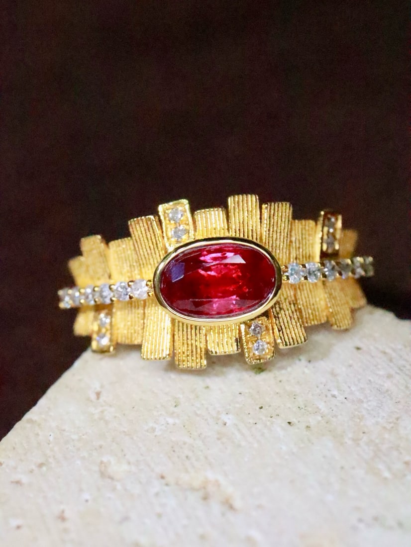 14k Gold 0.71 Ctw Natural Ruby & Diamond Ring: Ref:231172265 // gold content:14k gold // ring size:7. 25us // // main gemstone:ruby // shape:oval // carat weight:0. 63ct // color:red // treatment:natural // // adjacent gemstone 2 : diamond // shap