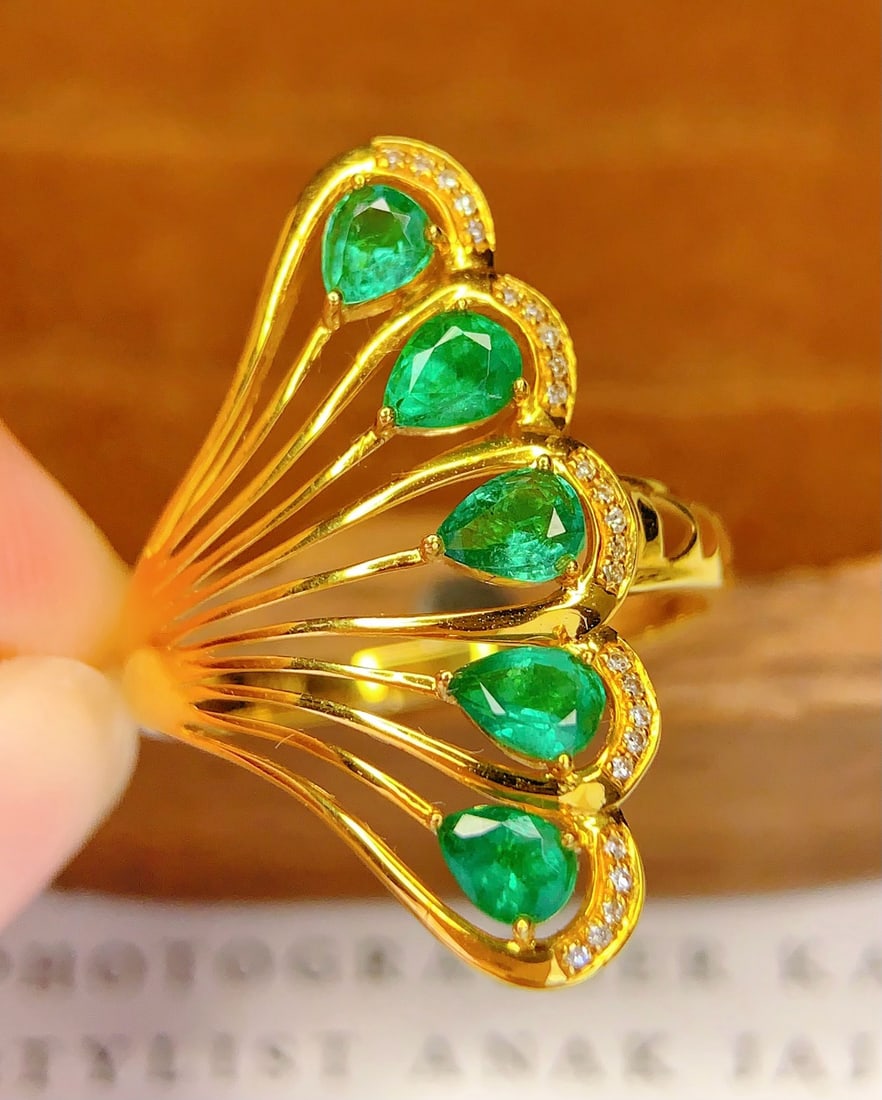 14k Gold 1.8 Ct Natural Emerald & Diamond Ring: Ref:231172267 // gold content:14k gold // ring size:7. 25us // // main gemstone:emerald // shape:pear // carat weight:1. 8ct // color:green // treatment:natural // // adjacent gemstone 2 : diamond //