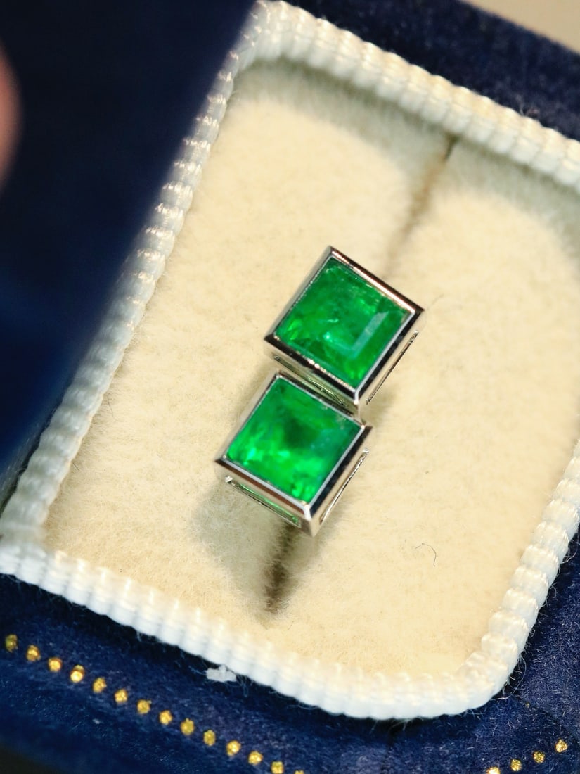 14k Gold 0.6 Ct Natural Emerald Earrings - 4
