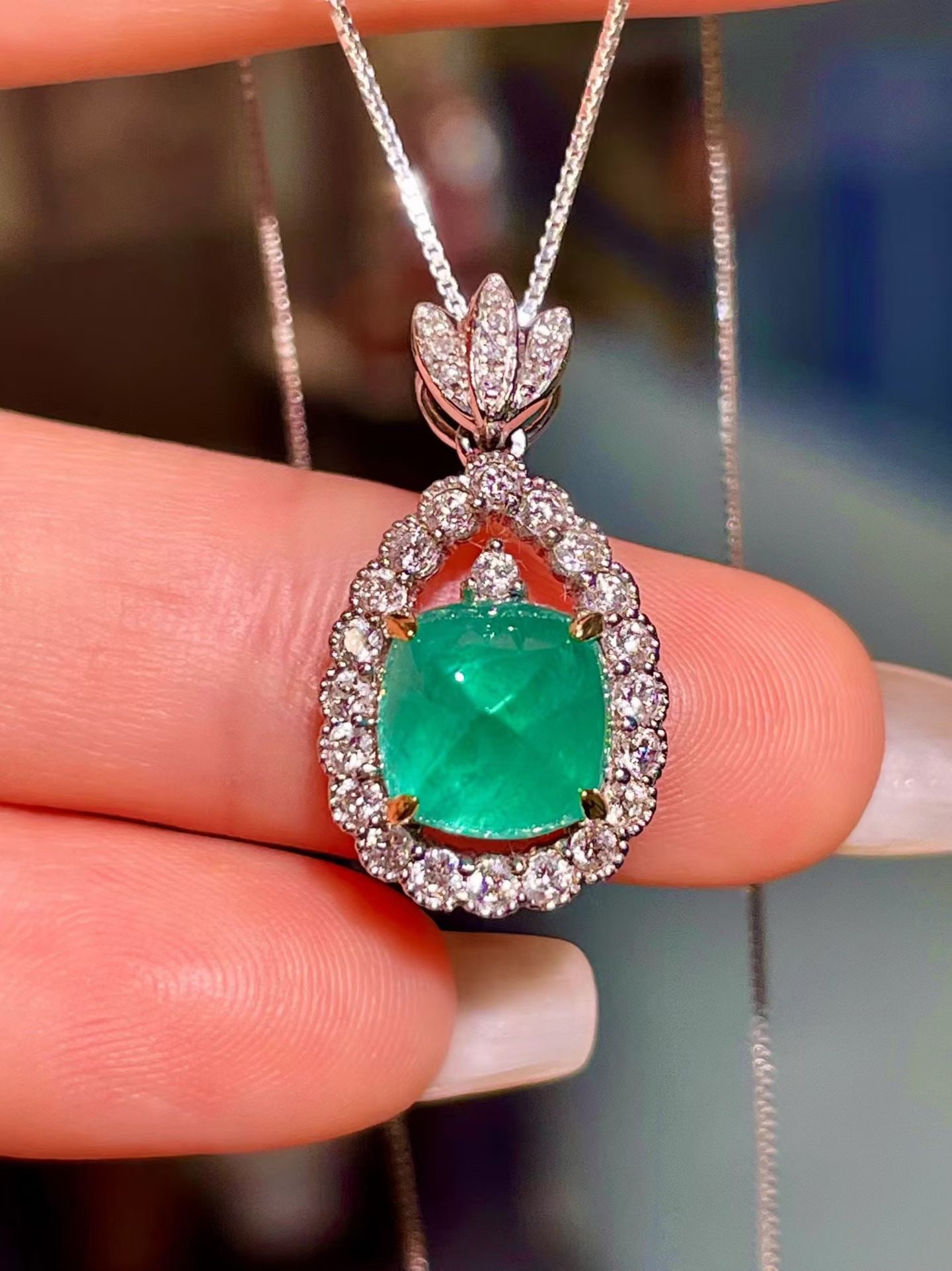 14k Gold 3.46 Ctw Natural Emerald & Diamond Pendant( Without Chain ): Ref:231172280 // gold content:14k gold // main gemstone:emerald // shape:sugar-loaf // carat weight:2. 94ct // color:green // treatment:natural // // adjacent gemstone 2 : diamond // shape:round //