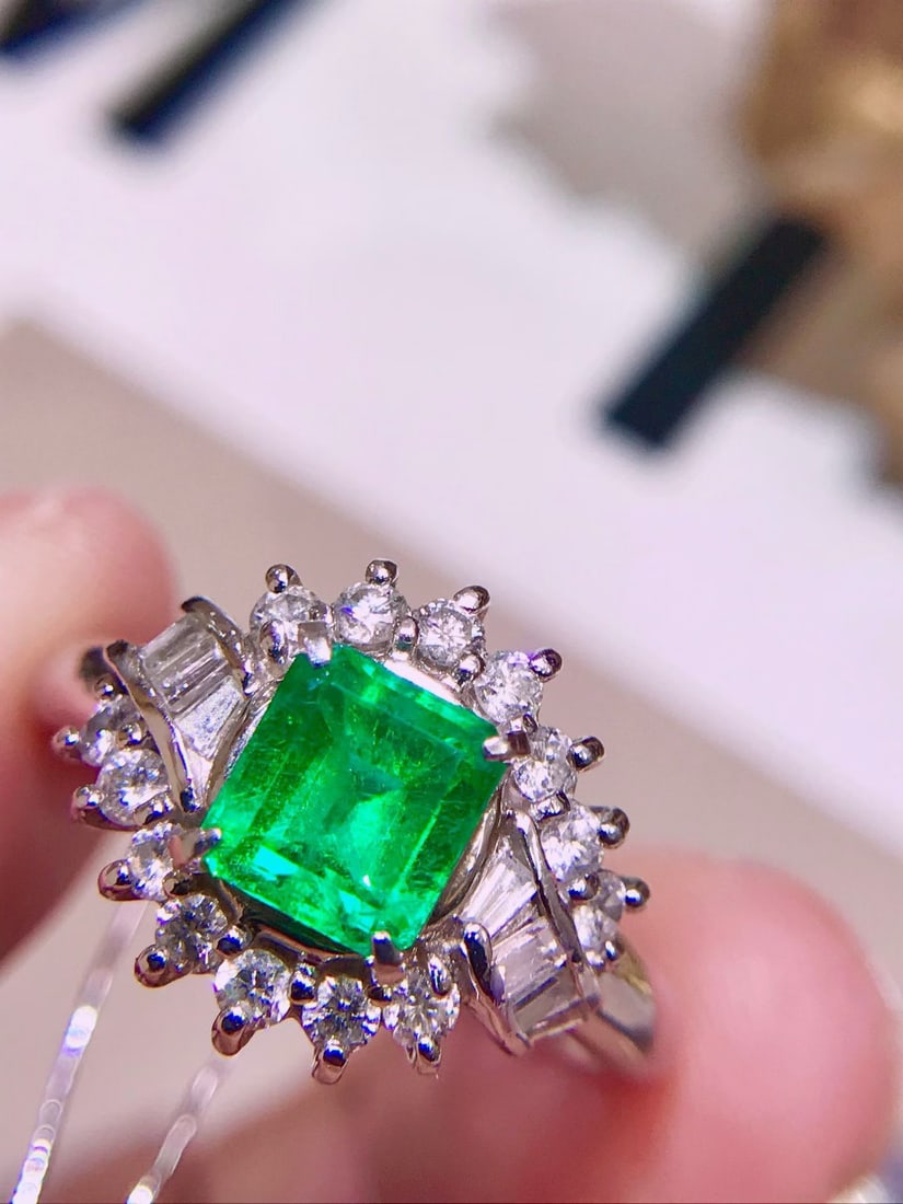 14k Gold 1.43 Ctw Vivid Green Natural Emerald & Diamond Ring: Ref:231172292 // gold content:14k gold // ring size:7. 25us // // main gemstone:emerald // shape:octagonal // carat weight:1ct // color:vivid green // treatment:natural // // adjacent gemstone 2 :