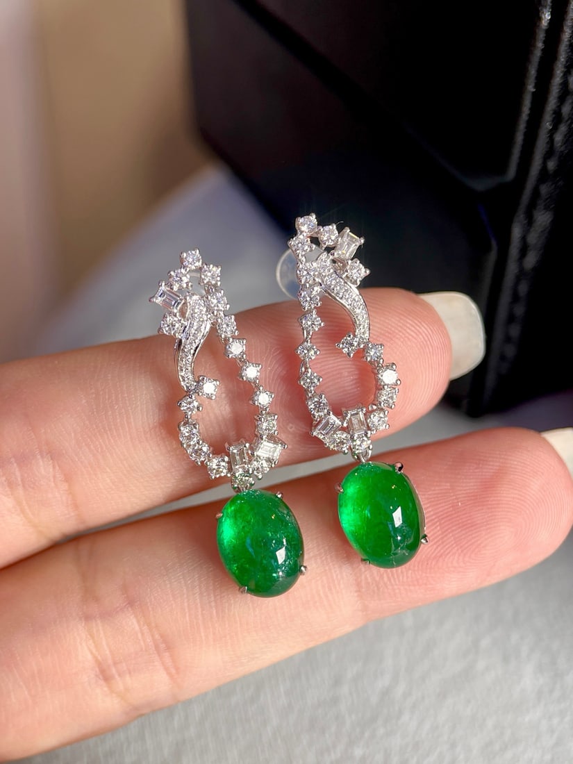 14k Gold 7.03 Ctw Vivid Green Natural Emerald & Diamond Earrings: Ref:231172297 // gold content:14k gold // main gemstone:emerald // shape:oval // carat weight:5. 93ct // color:vivid green // treatment:natural // // adjacent gemstone 2 : diamond // shape:multiple //