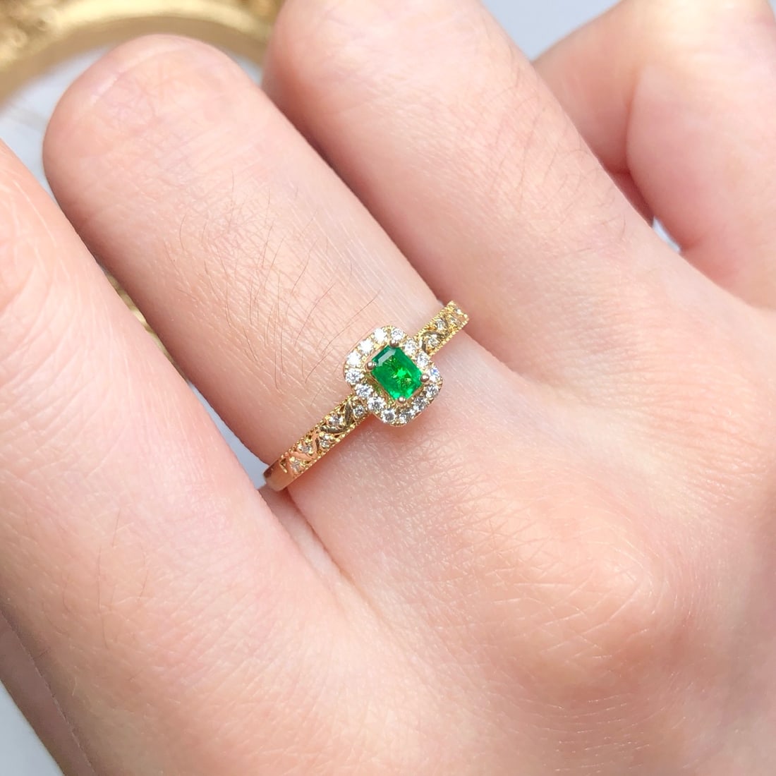 14k Gold 0.22 Ctw Vivid Green Natural Emerald & Diamond Ring - 9