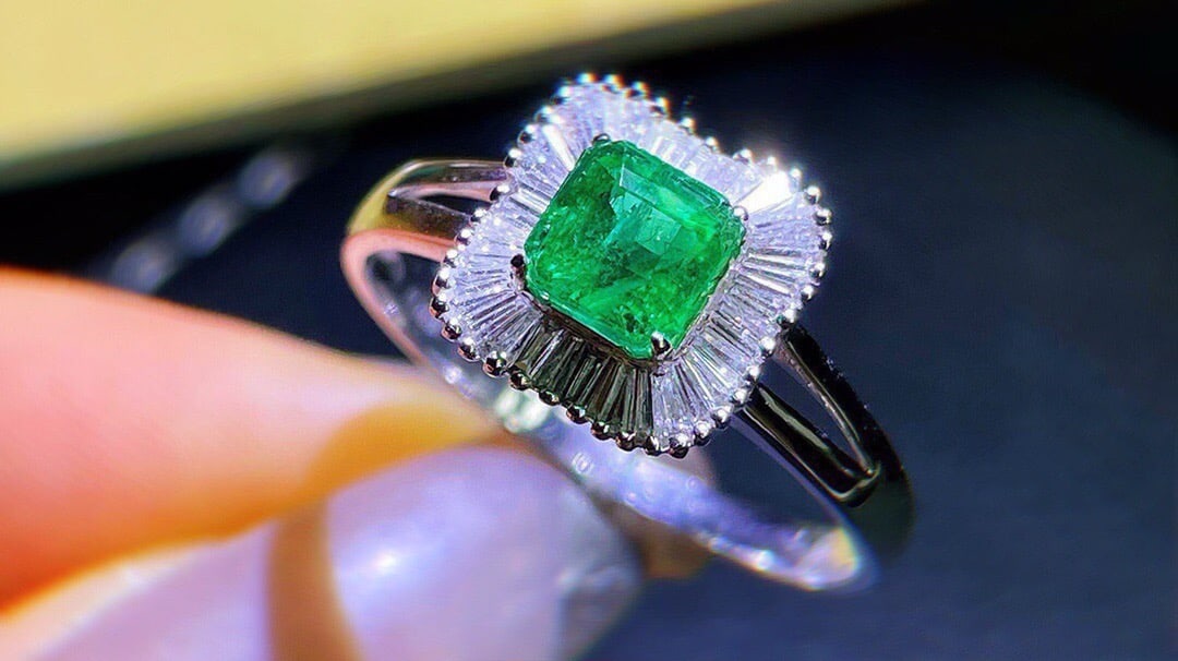14k Gold 1.3 Ct Vivid Green Natural Emerald & Diamond Ring: Ref:231172311 // gold content:14k gold // ring size:7. 25us // // main gemstone:emerald // shape:octagonal // carat weight:1. 3ct // color:vivid green // treatment:natural // // adjacent gemstone 2 :