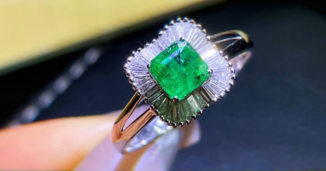 14k Gold 1.3 Ct Vivid Green Natural Emerald & Diamond Ring - 2